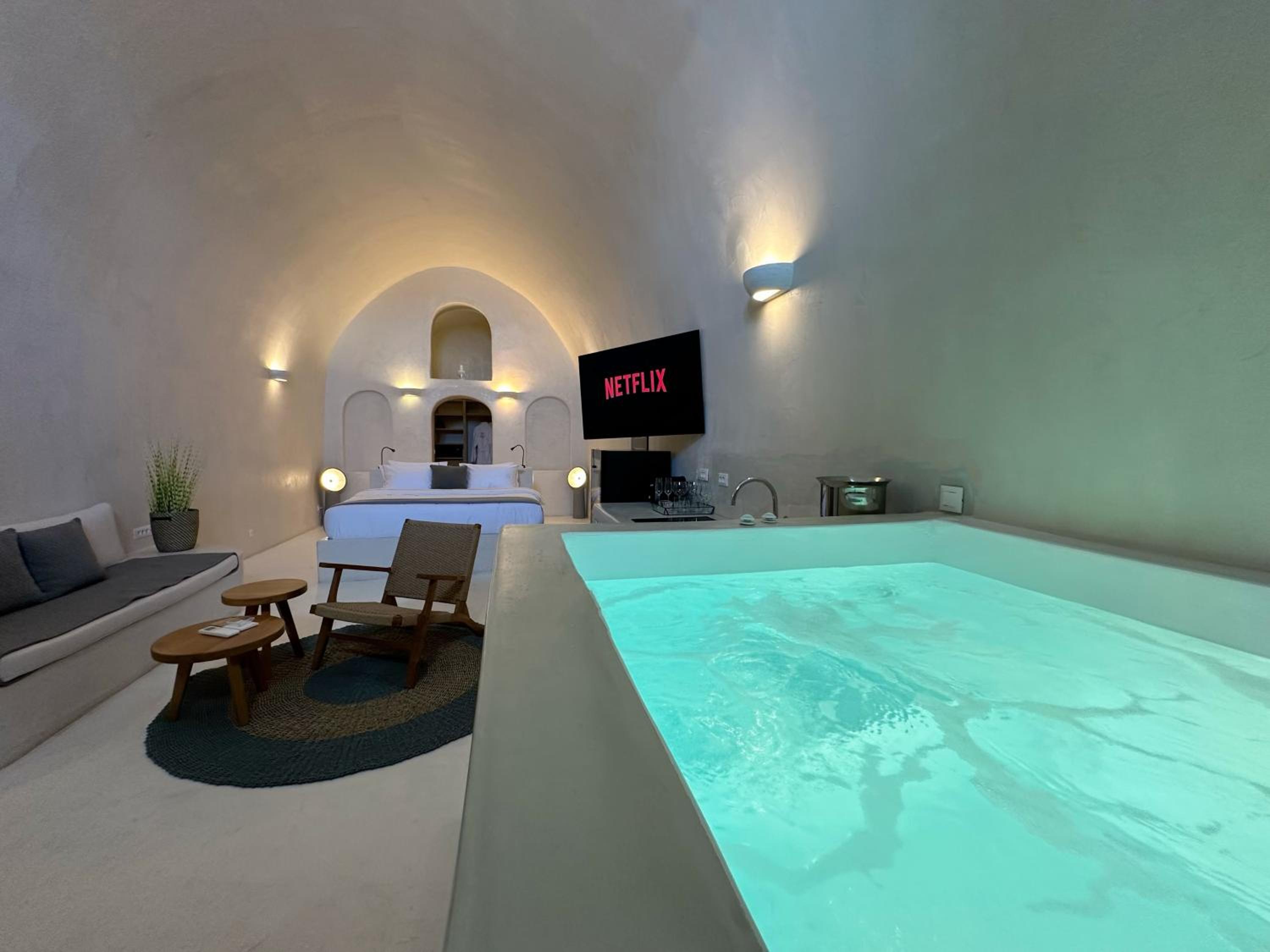 Honeymoon Suite With Caldera View (Indoor & Outdoor Hot Tub)