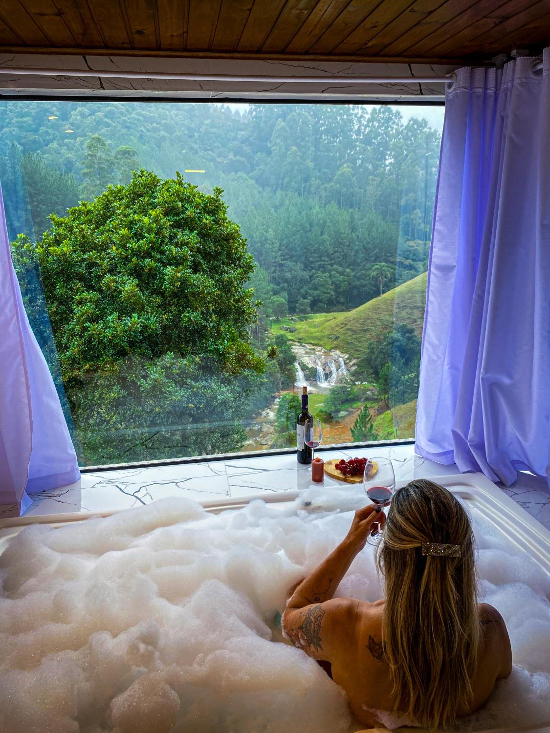 Suite with Hot Tub photo 2