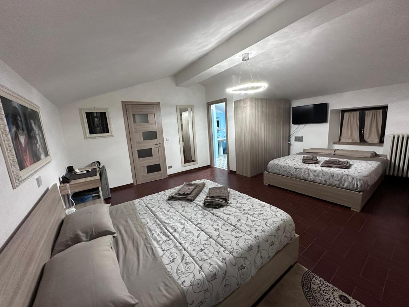 Large Double Room - Photo 1