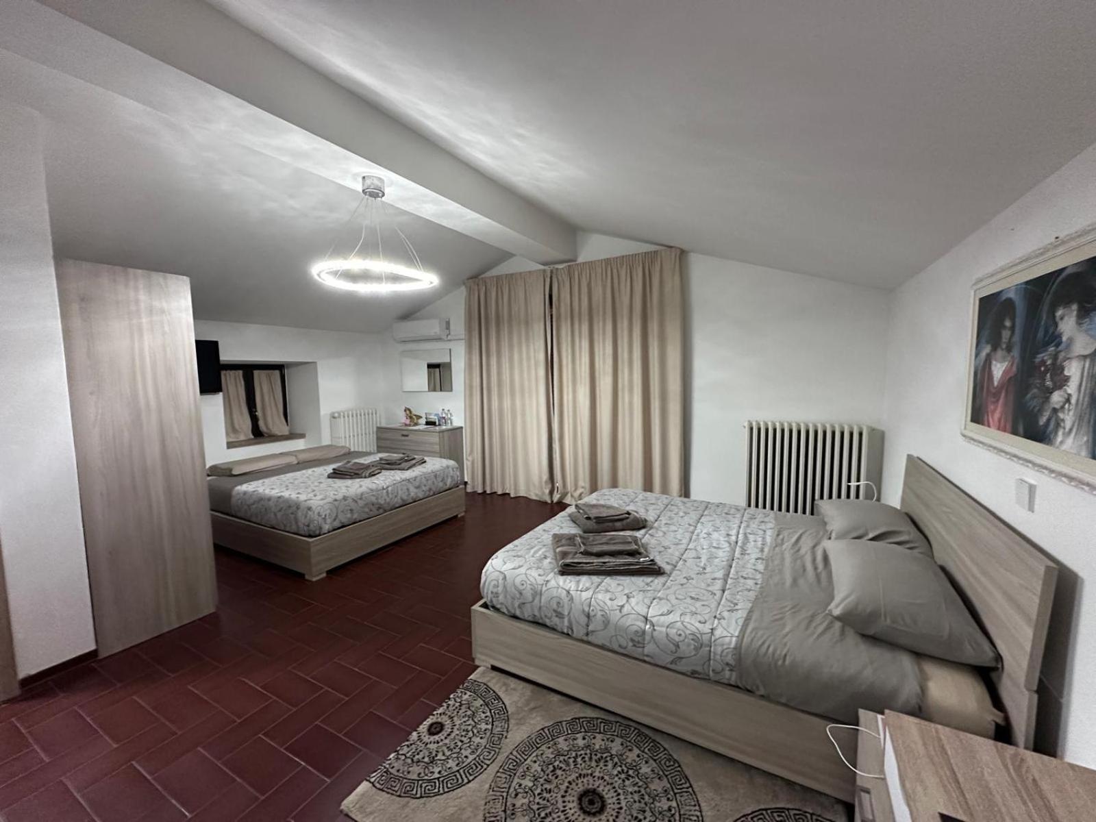 Large Double Room - Photo 2
