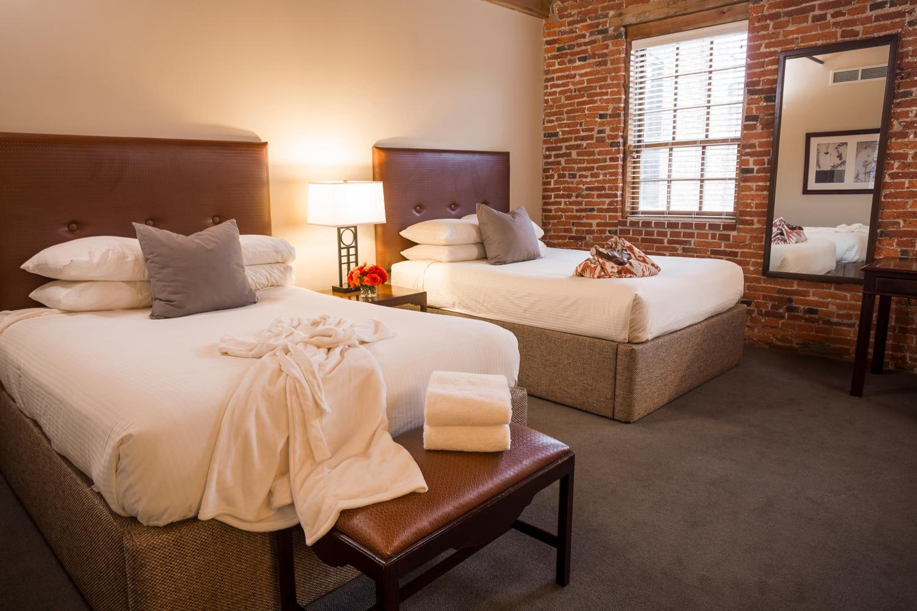 Queen Room with Two Queen Beds photo 3