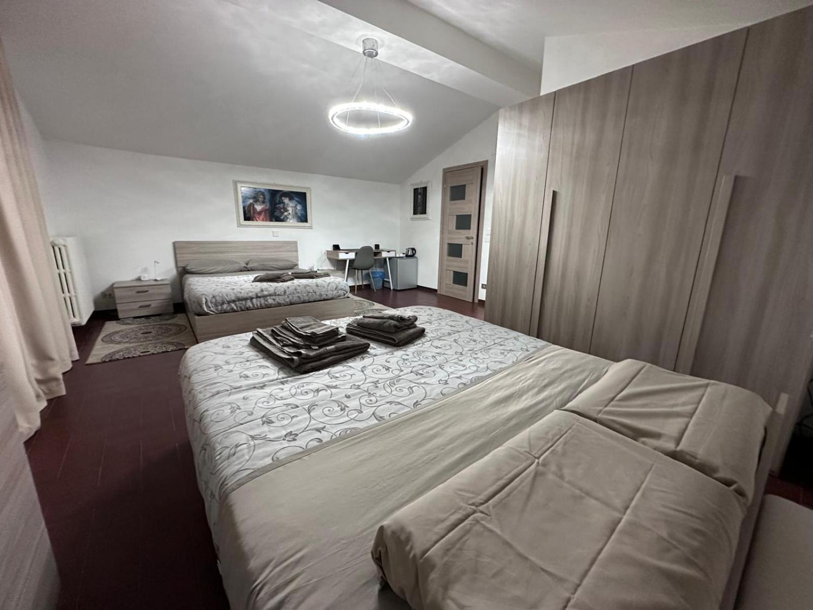 Large Double Room - Photo 3