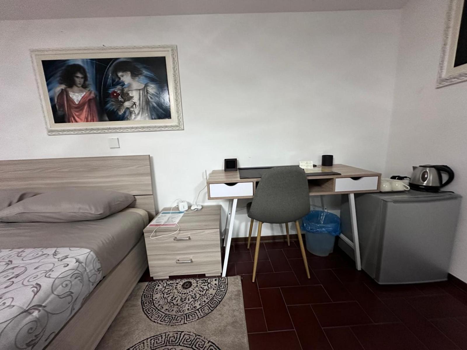 Large Double Room - Photo 4