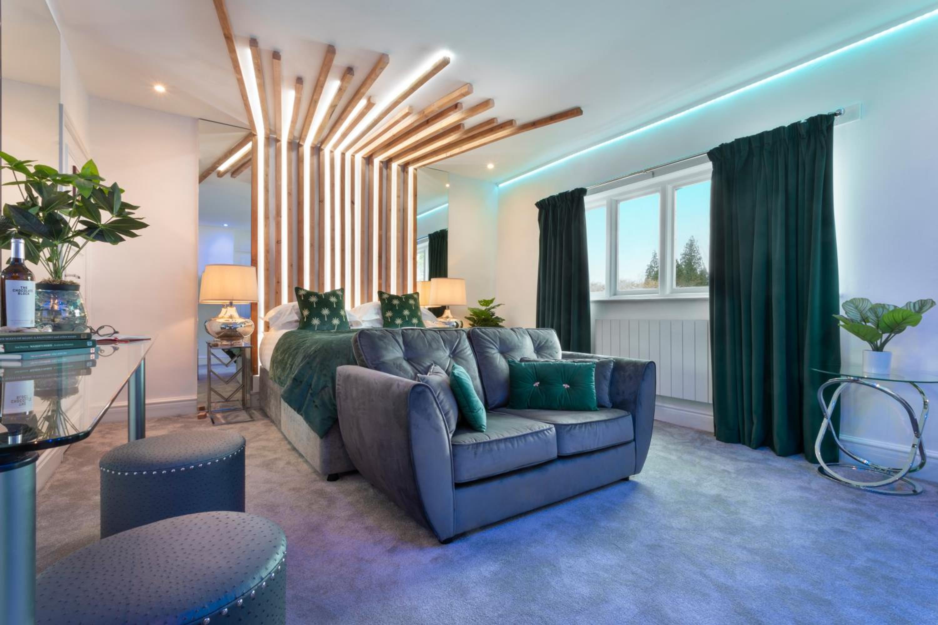 Deluxe Queen Suite photo 1