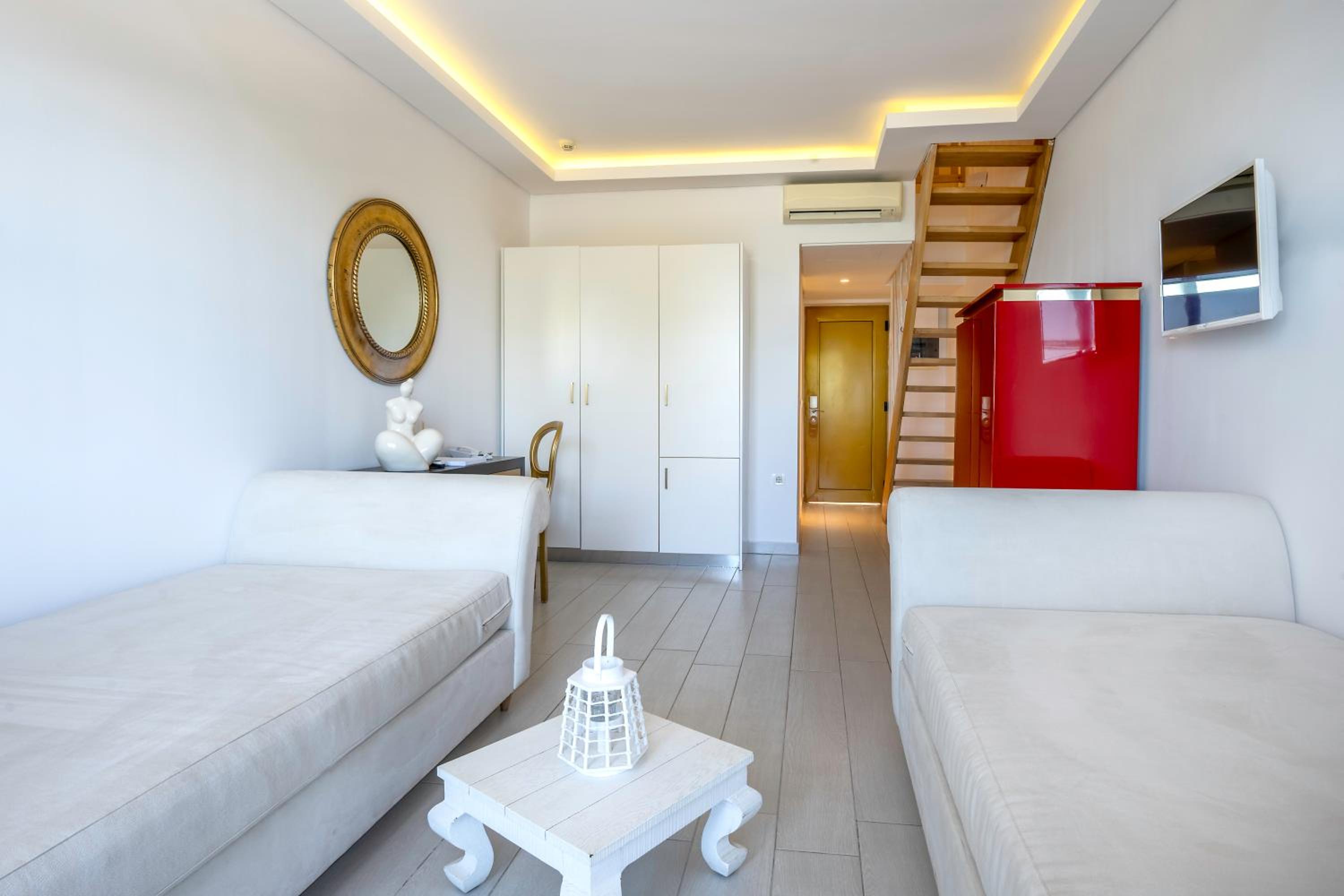Villa - Split Level - Photo 1