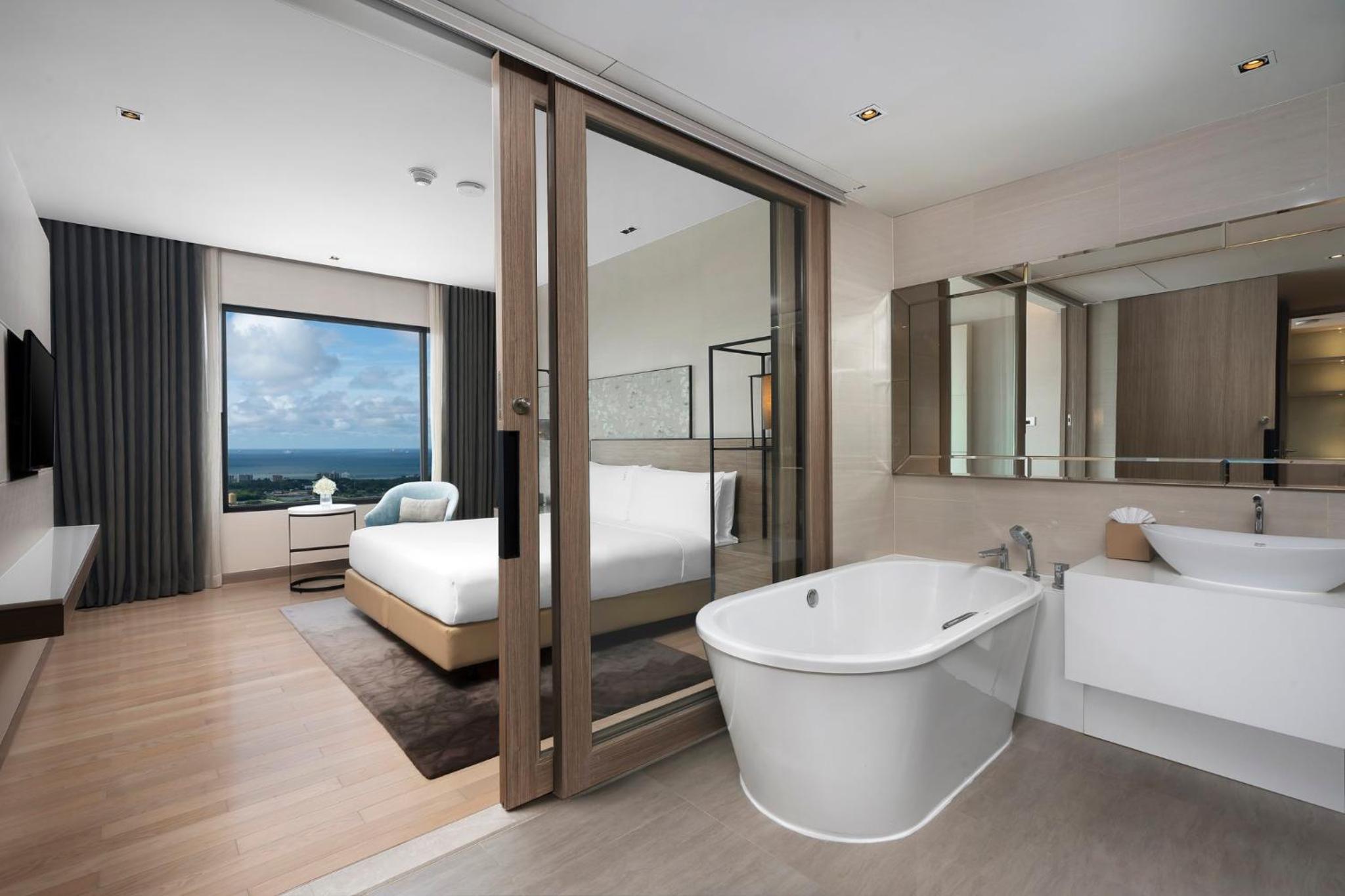 One-Bedroom King Suite with Sea View