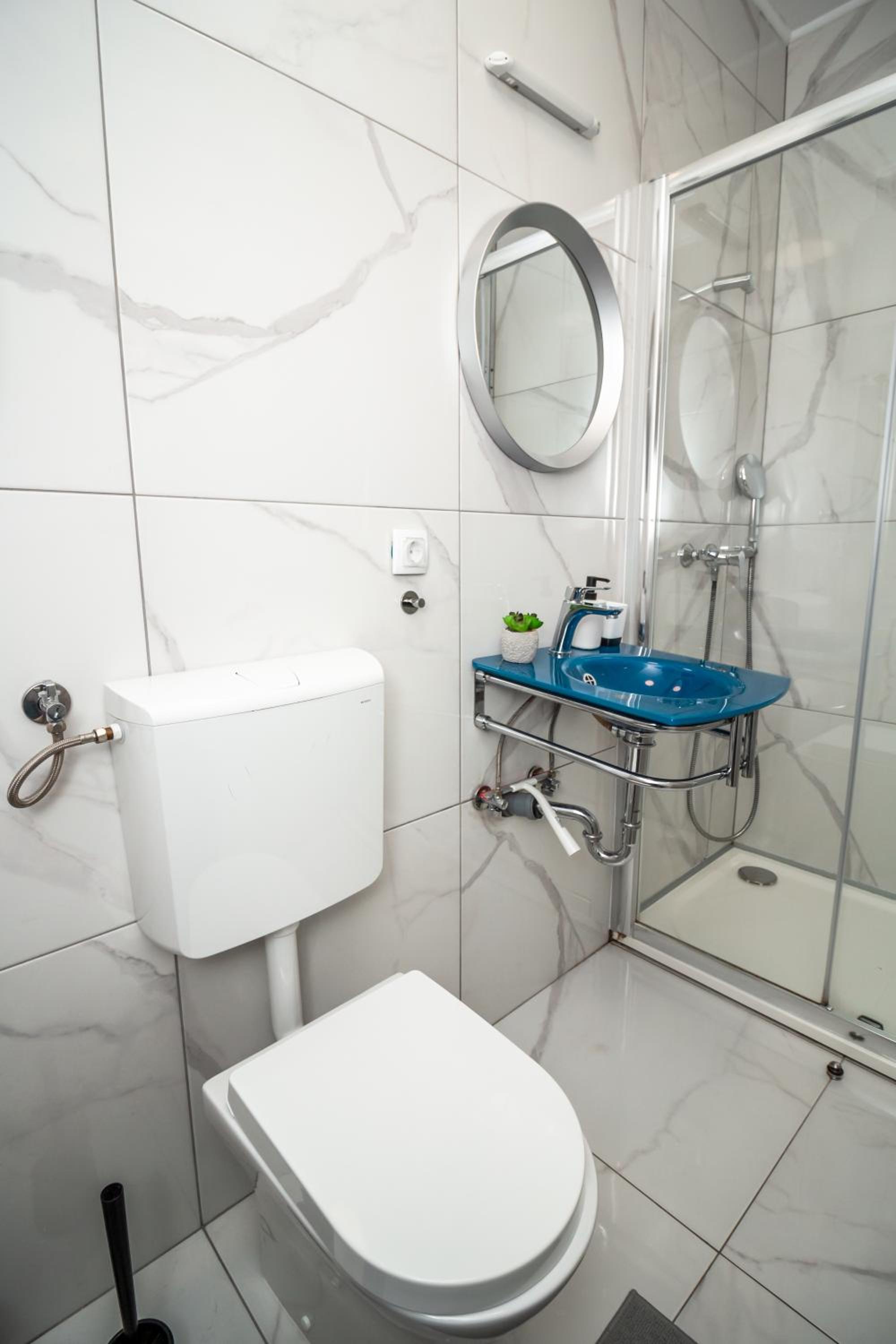 Deluxe Double Room with Shower - Photo 4