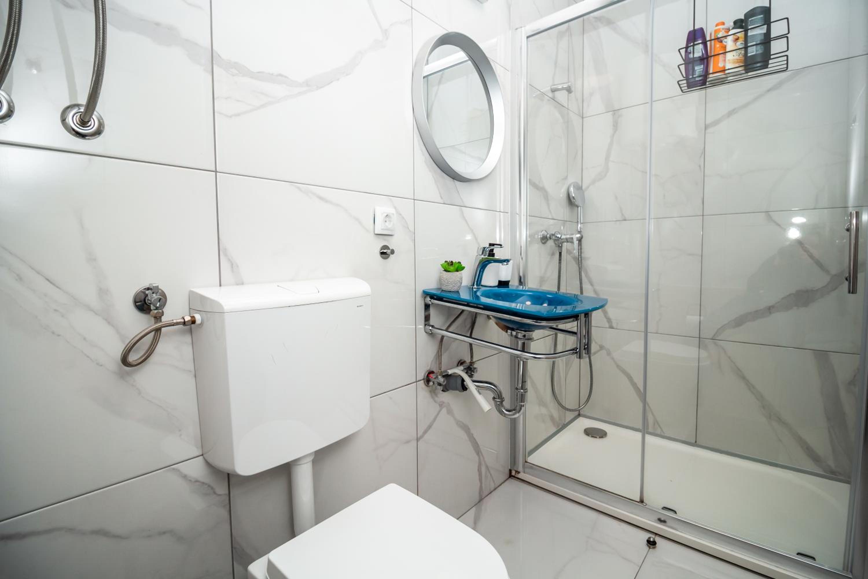 Deluxe Double Room with Shower - Photo 3