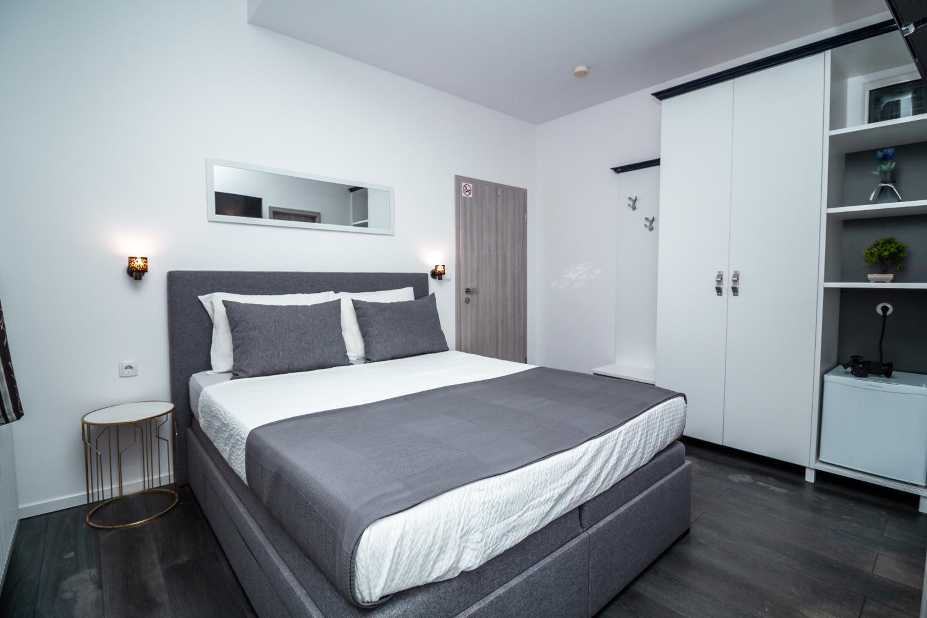 Deluxe Double Room with Shower - Photo 2