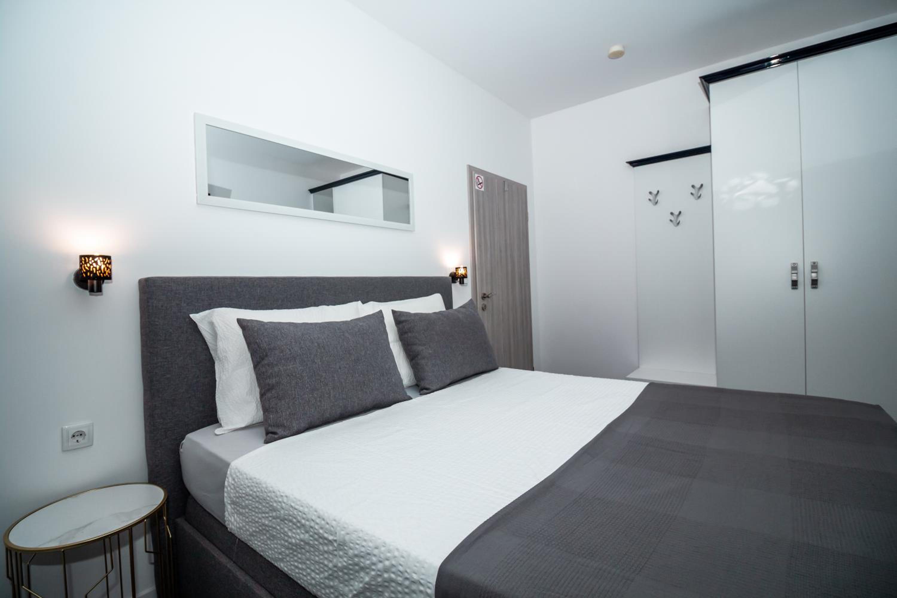 Deluxe Double Room with Shower - Photo 5