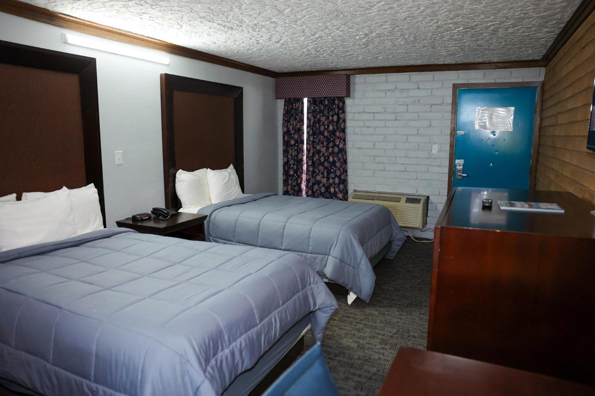 Double Room with Two Double Beds - Photo 2