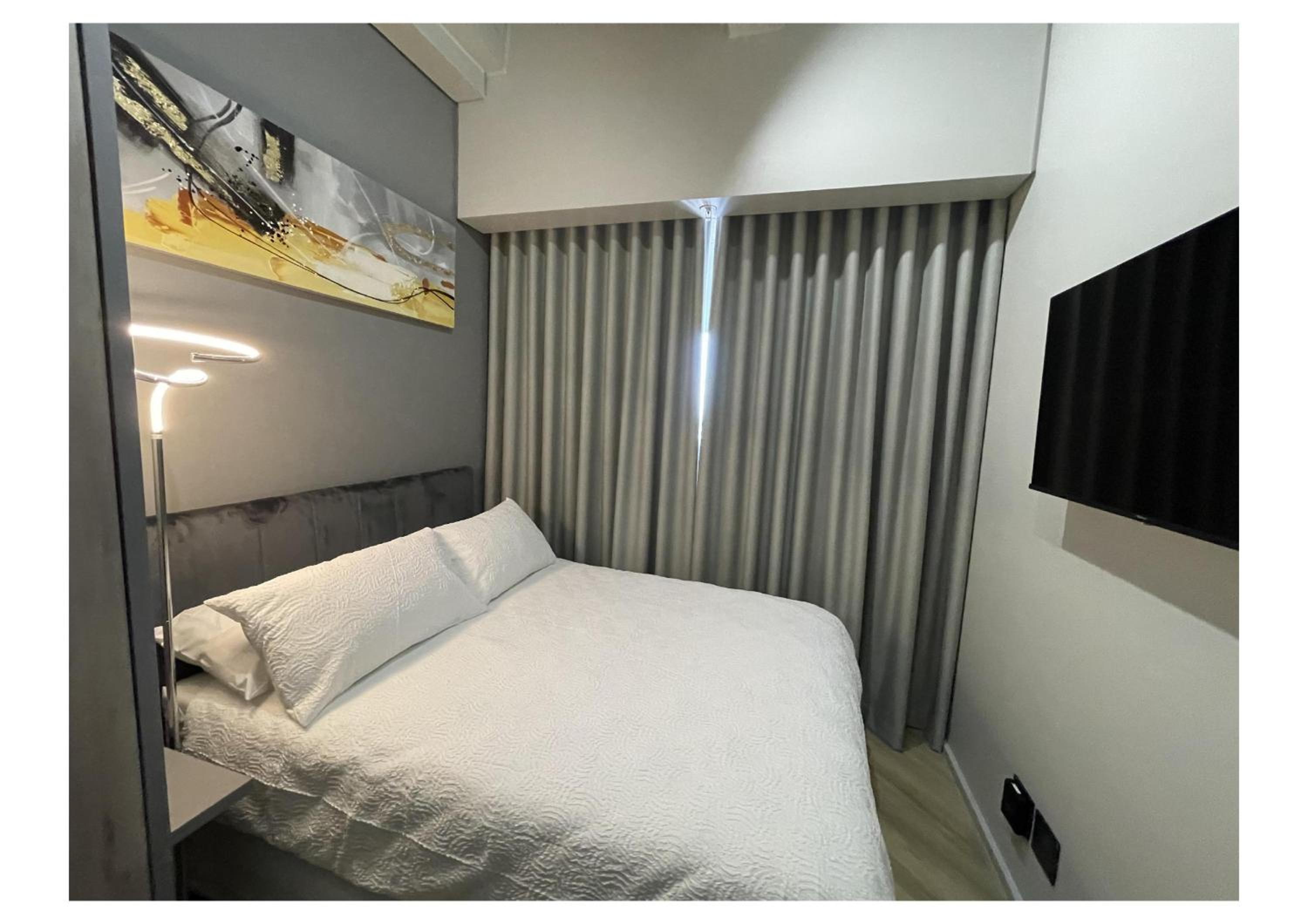 Deluxe One-Bedroom Apartment with Harbor View