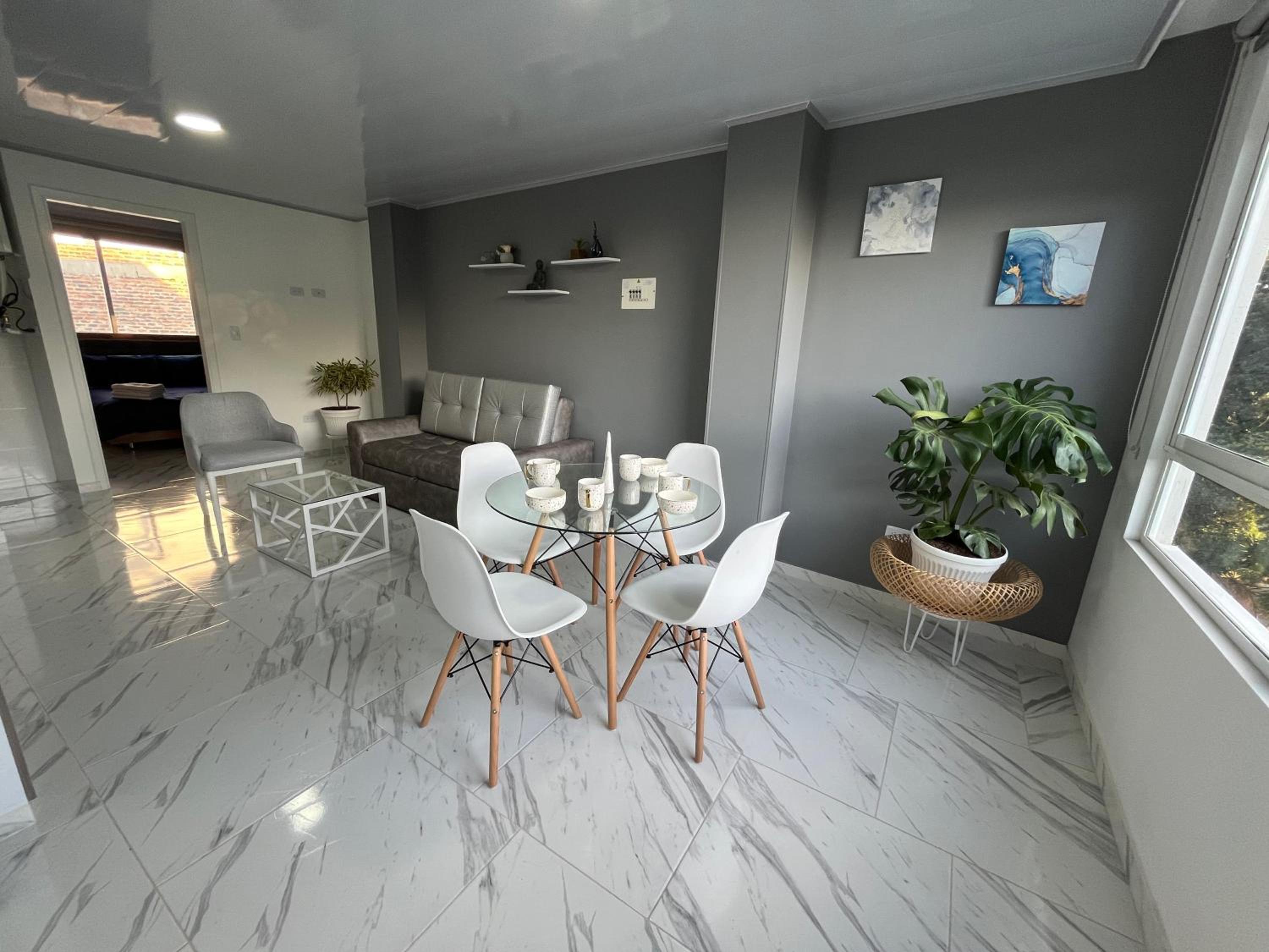 Deluxe One-Bedroom Apartment with City View photo 3