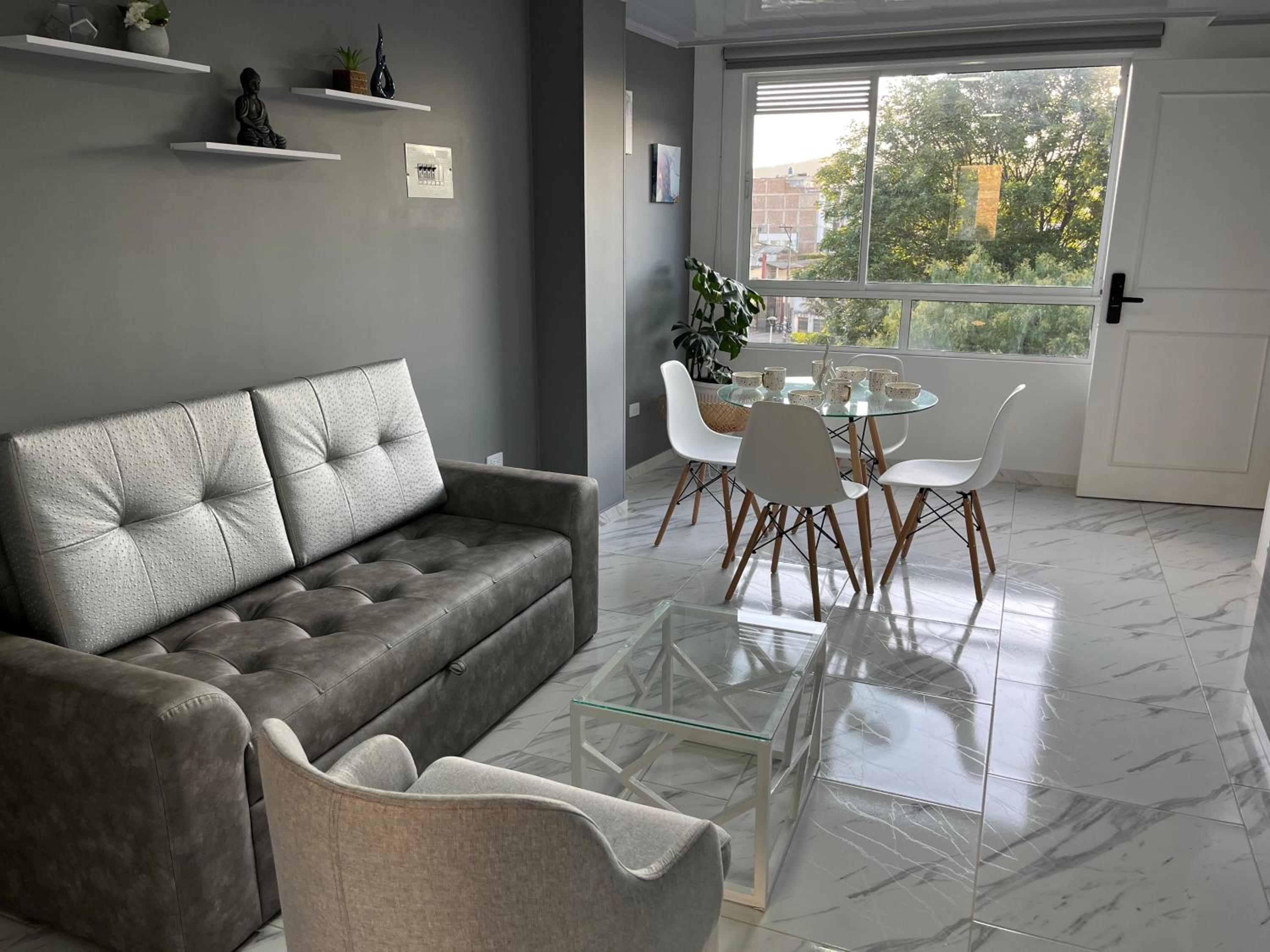 Deluxe One-Bedroom Apartment with City View photo 2