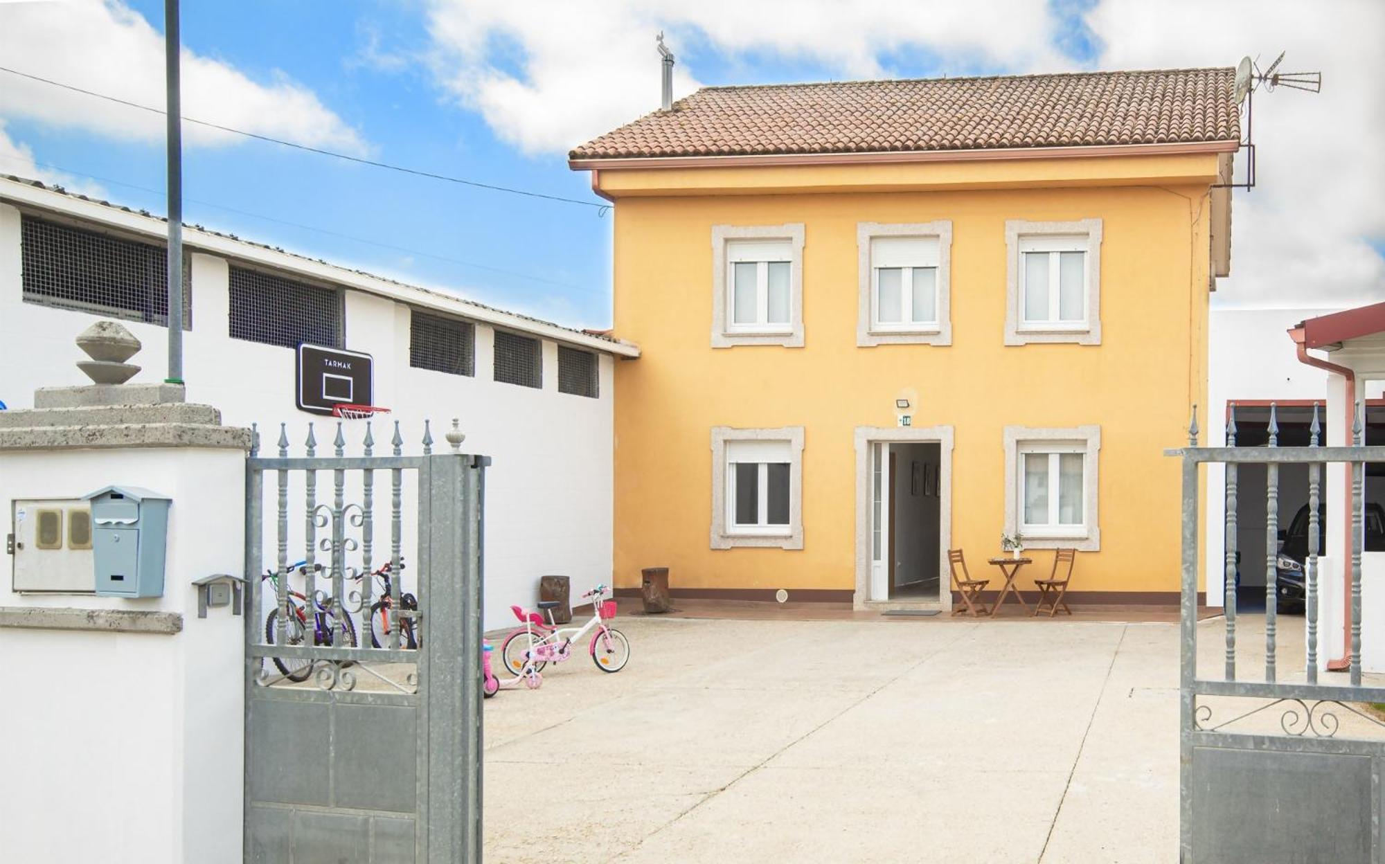 Five-Bedroom House photo 2