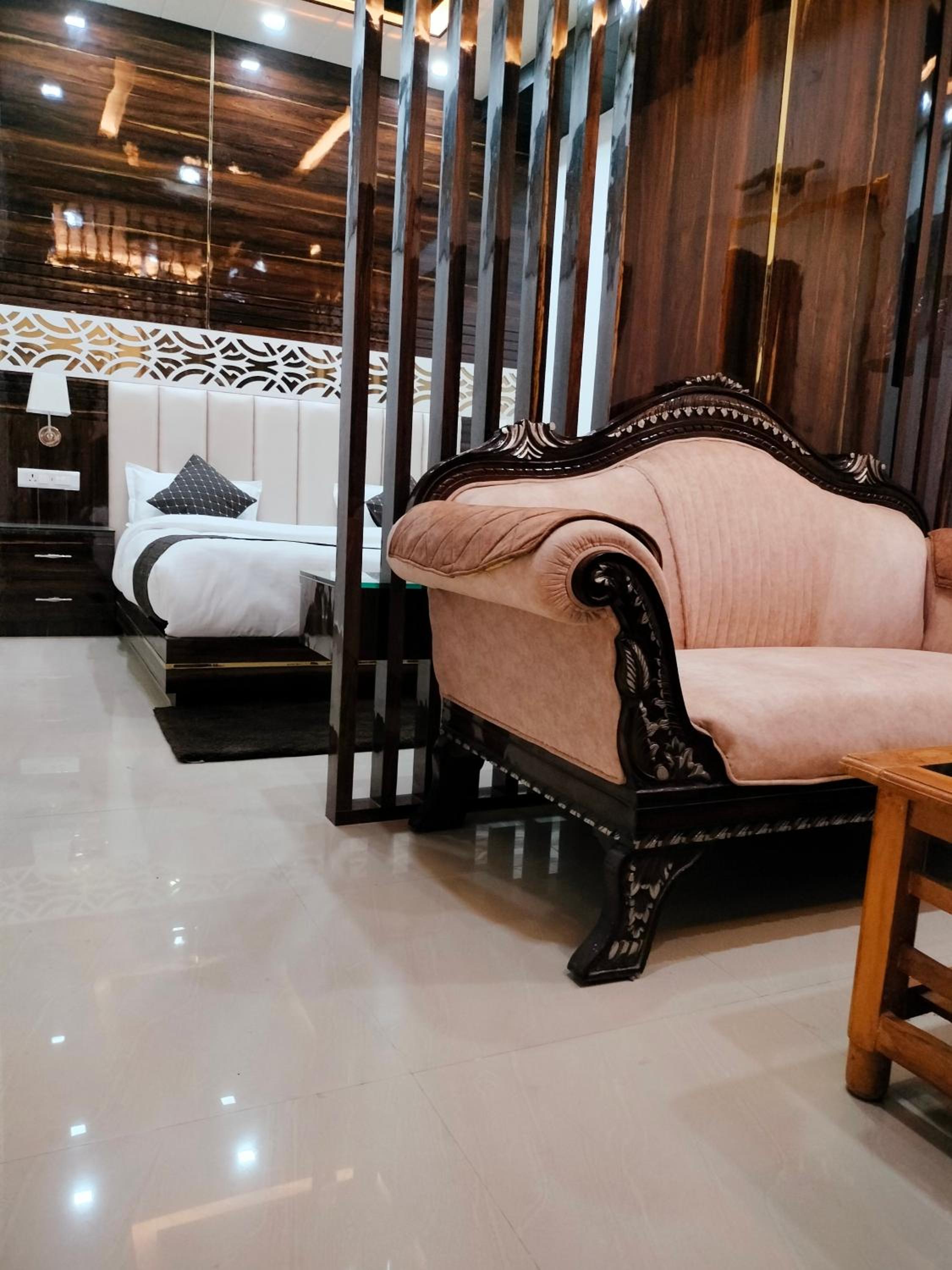 Executive Suite - Photo 47