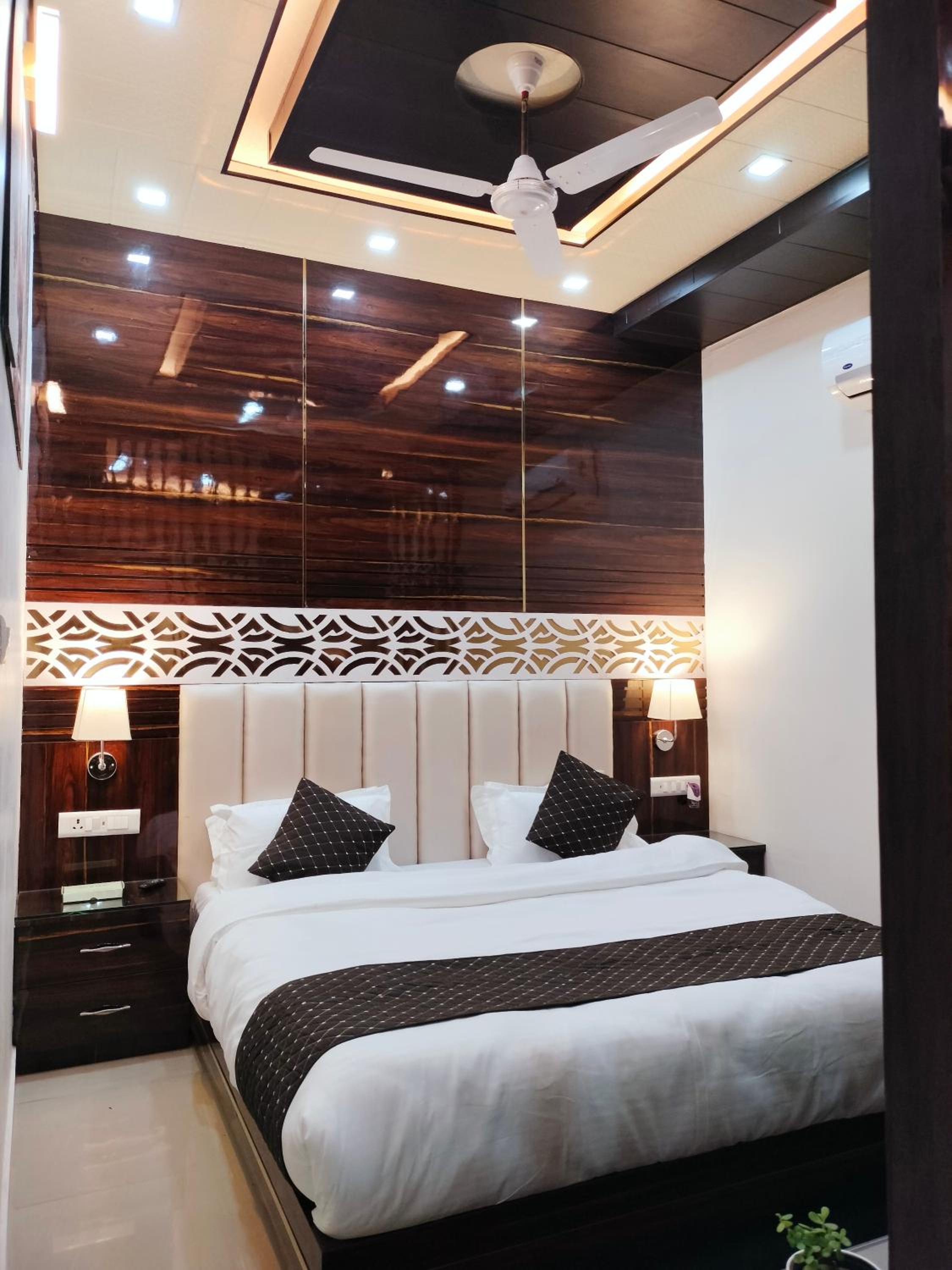 Executive Suite - Photo 48