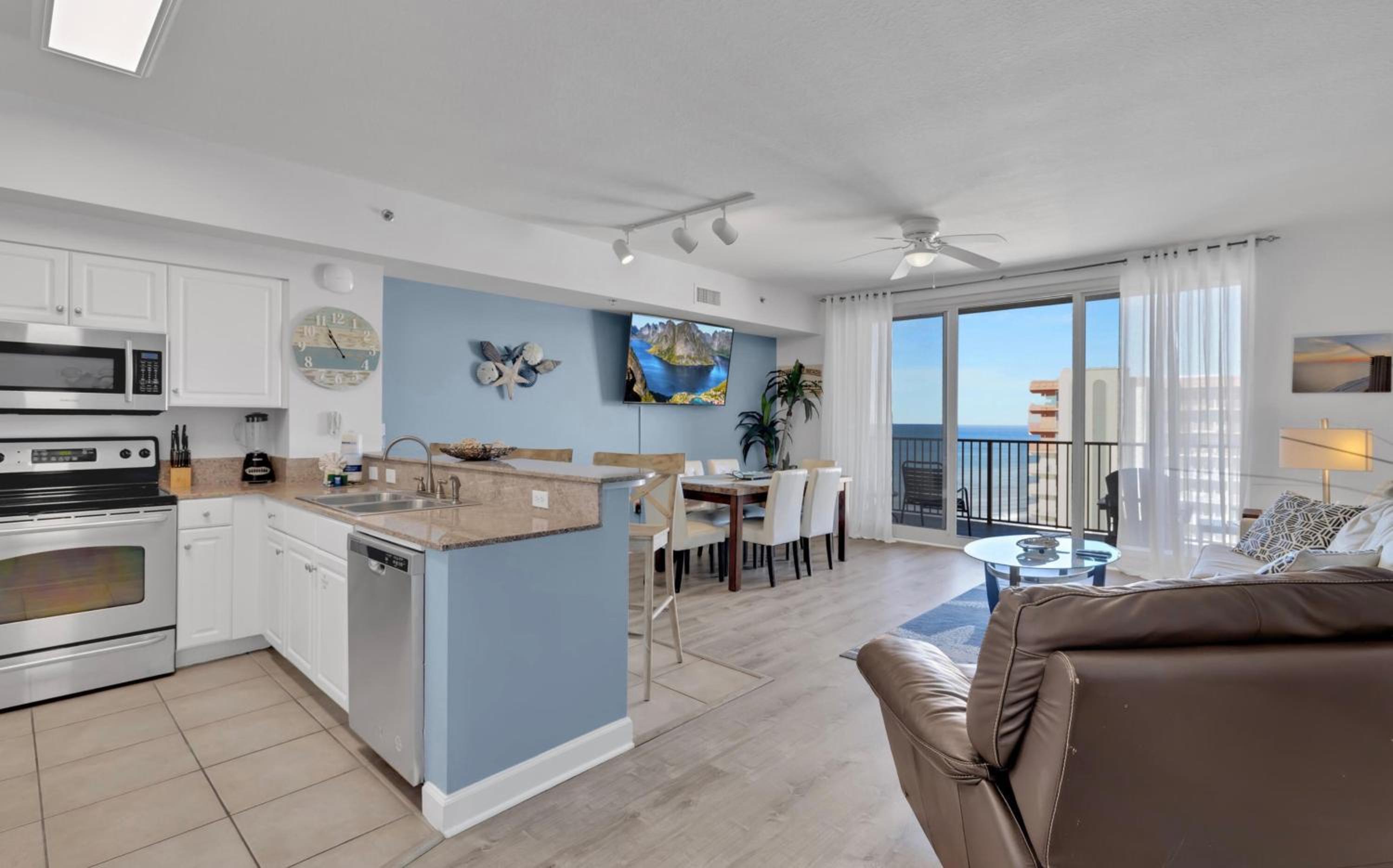 One-Bedroom Apartment with Sea View and Balcony photo 3