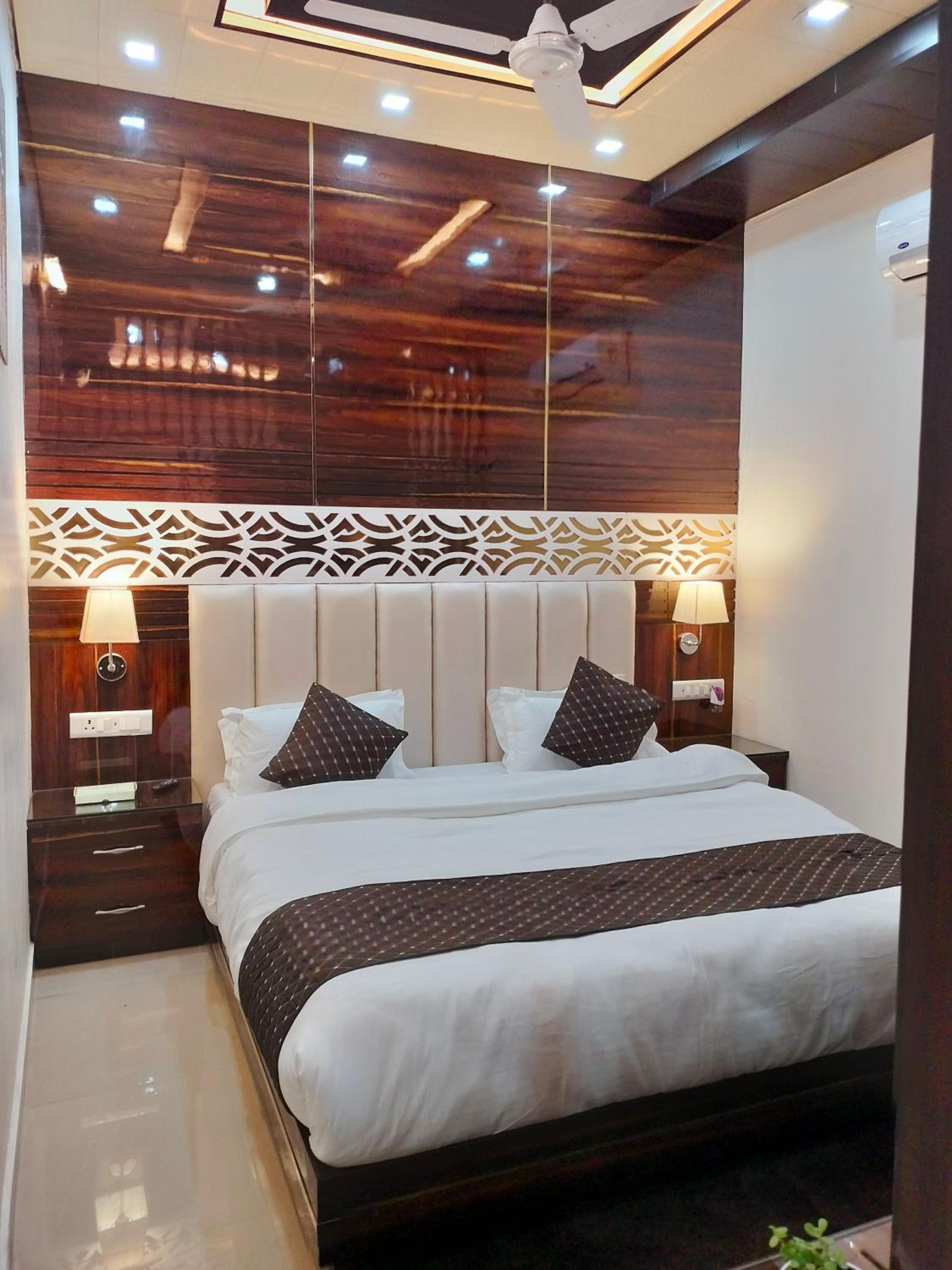 Executive Suite - Photo 44
