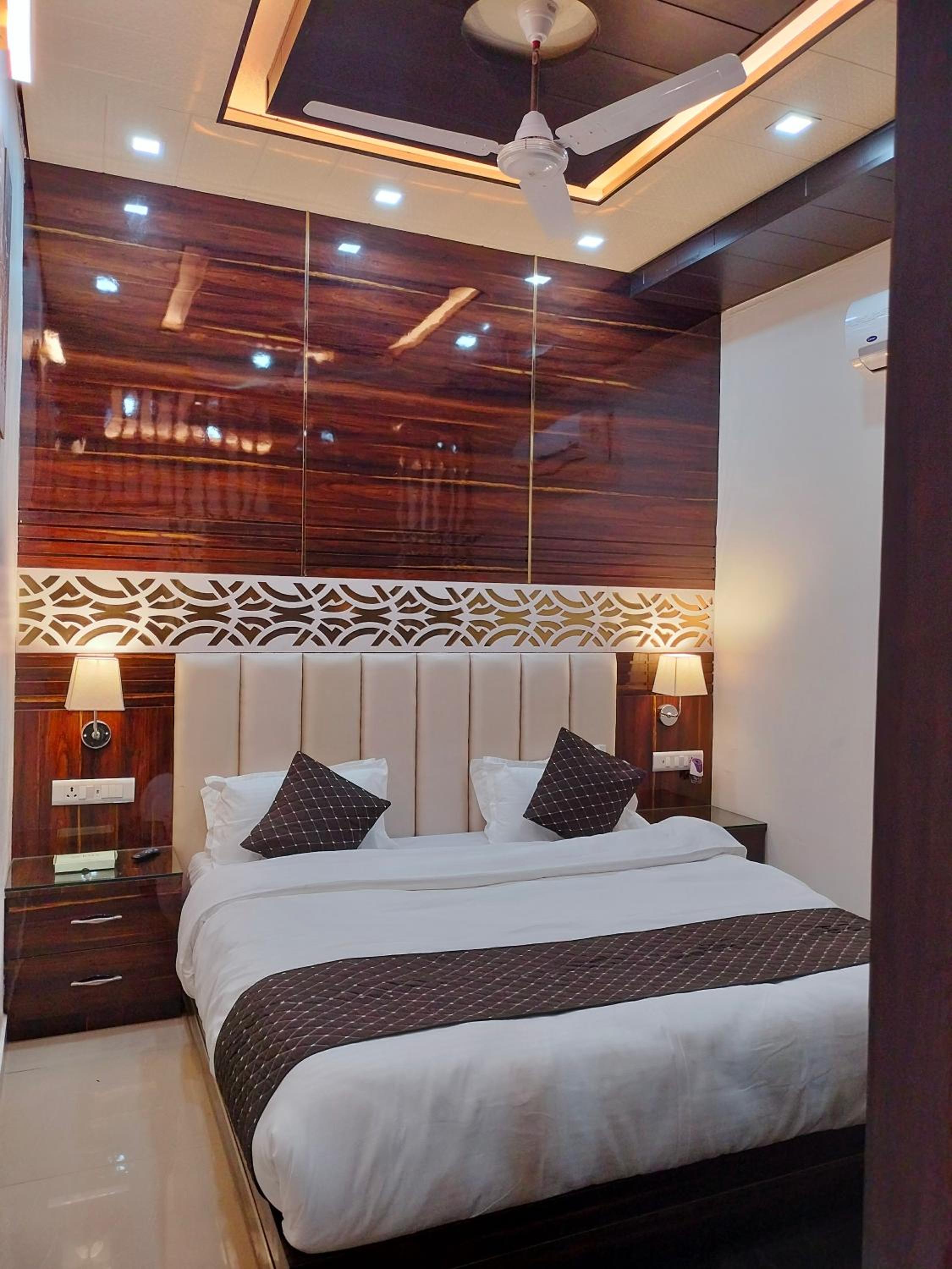 Executive Suite - Photo 43