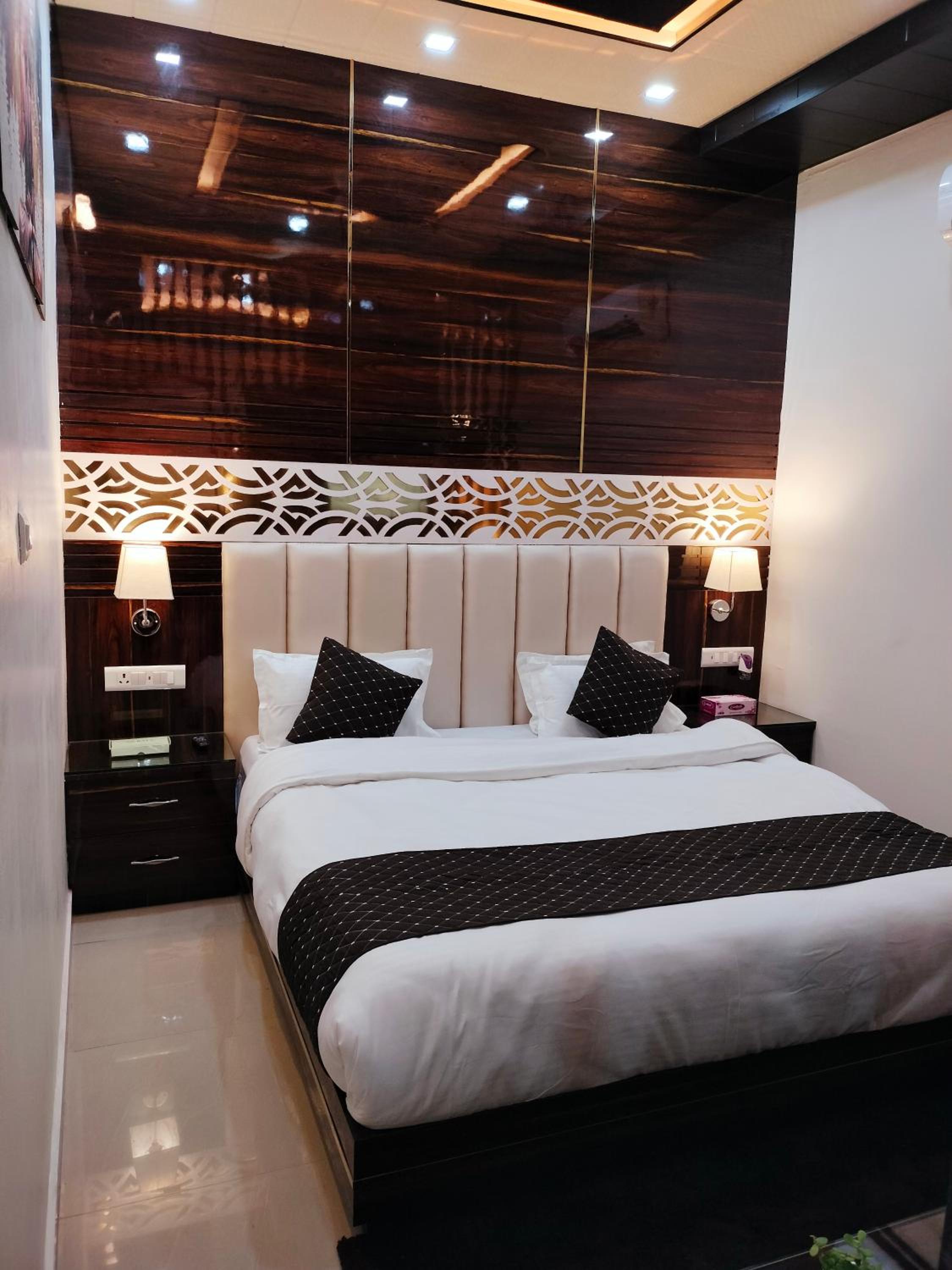 Executive Suite - Photo 33