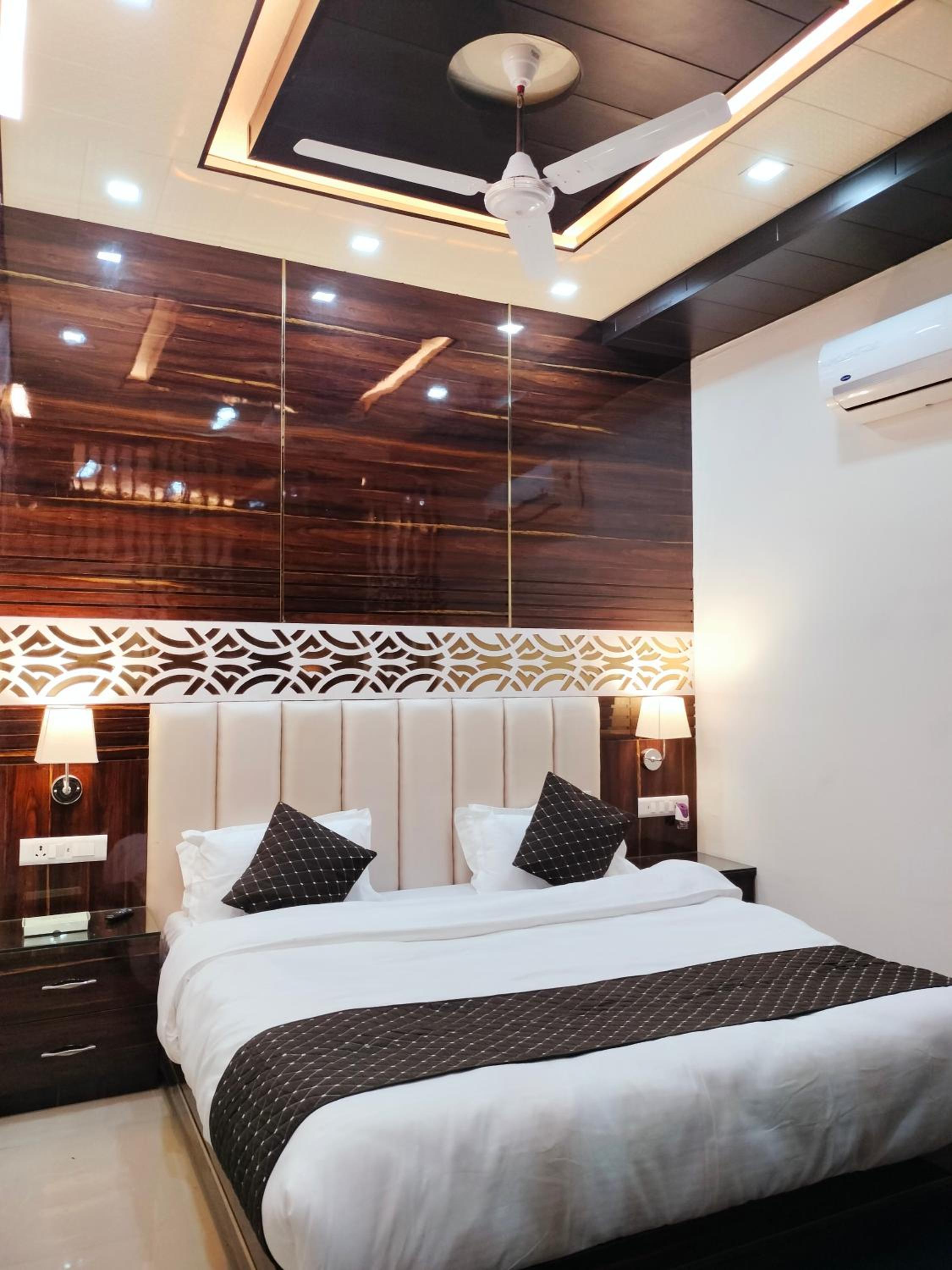 Executive Suite - Photo 37