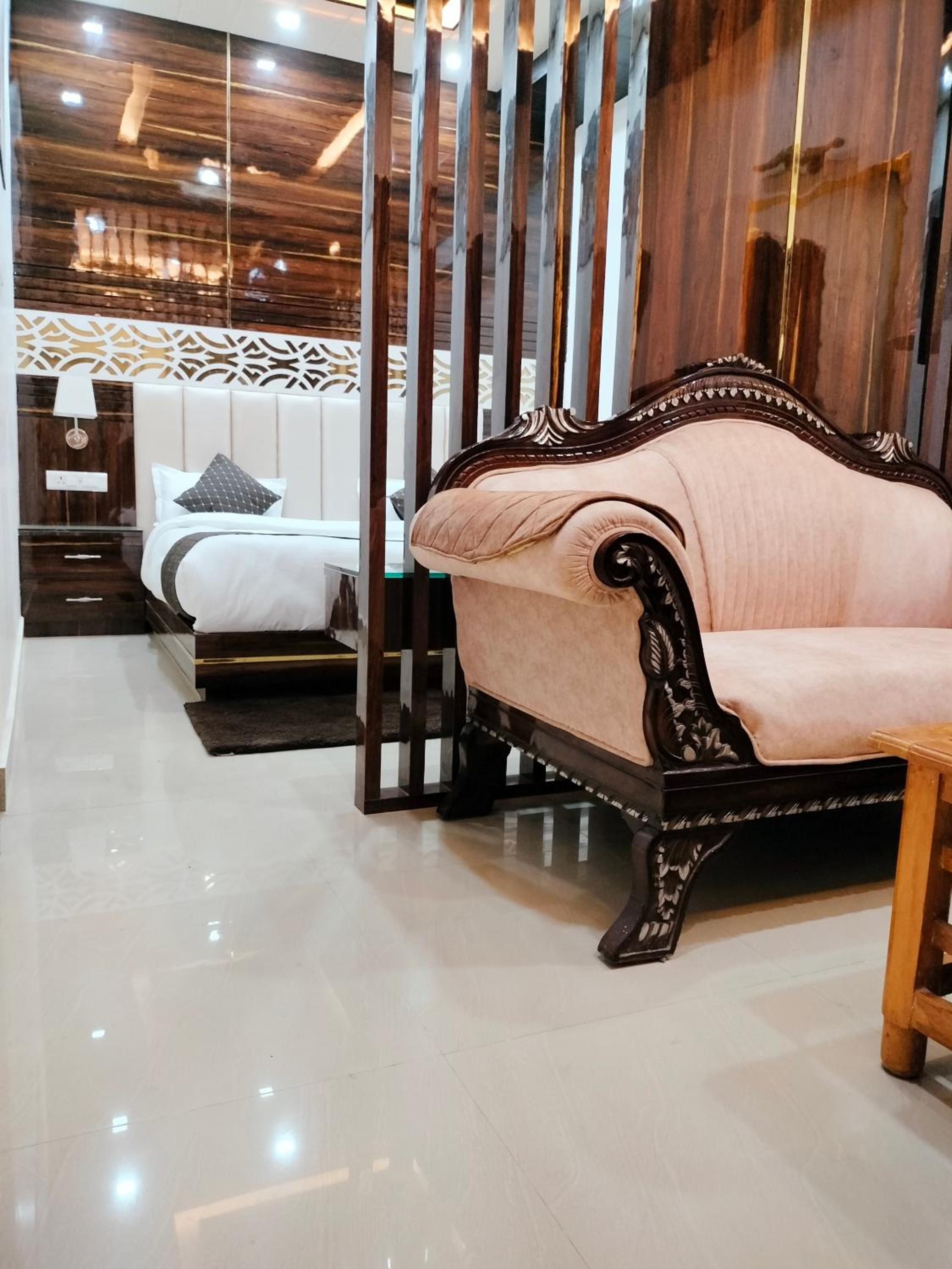 Executive Suite - Photo 1