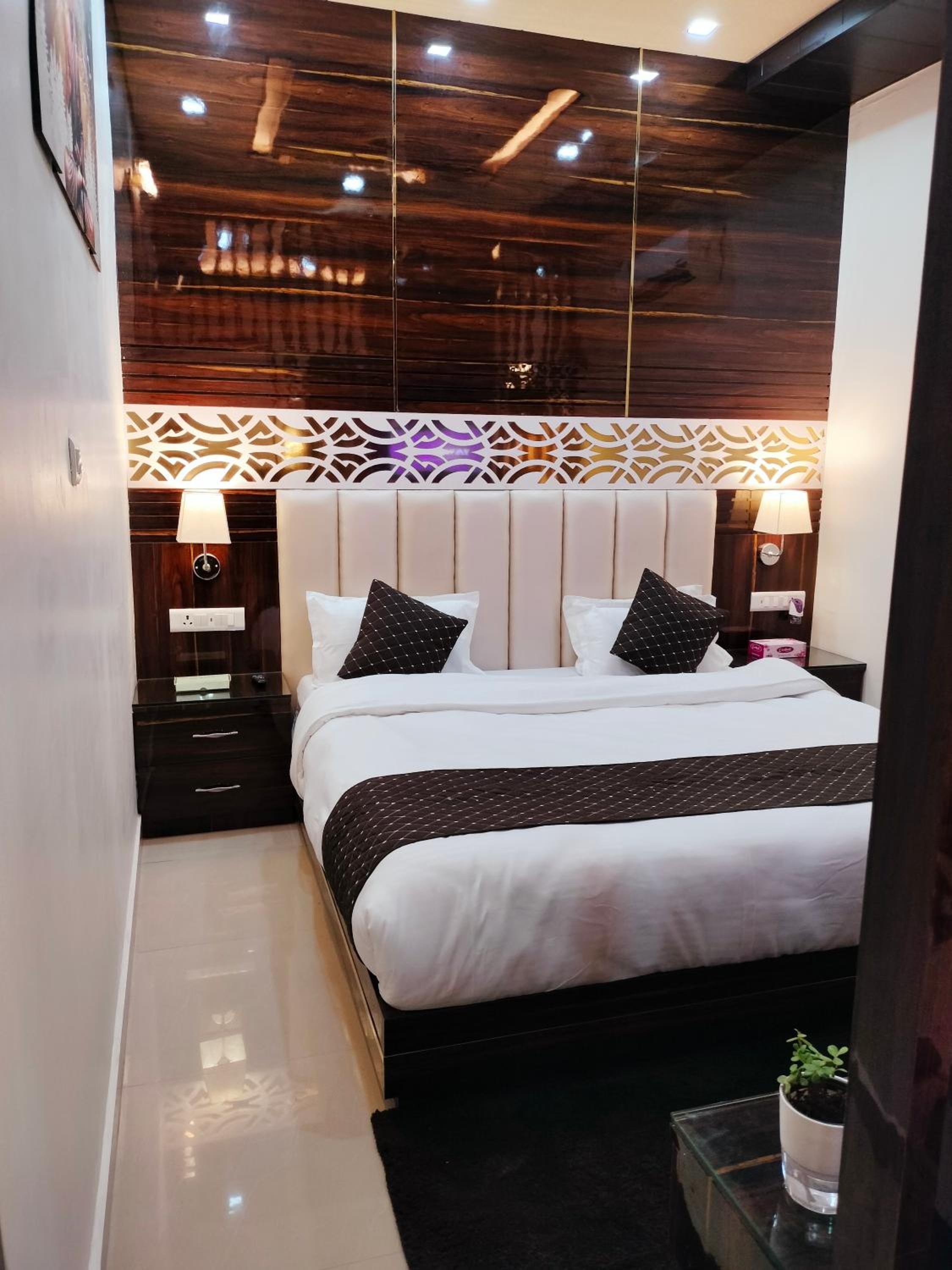 Executive Suite - Photo 27