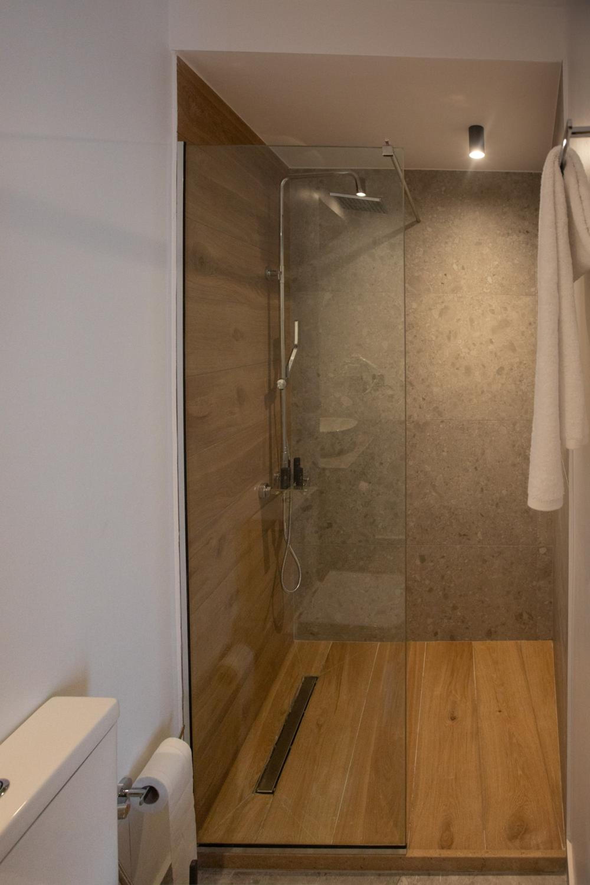 Suite with Balcony - Photo 11
