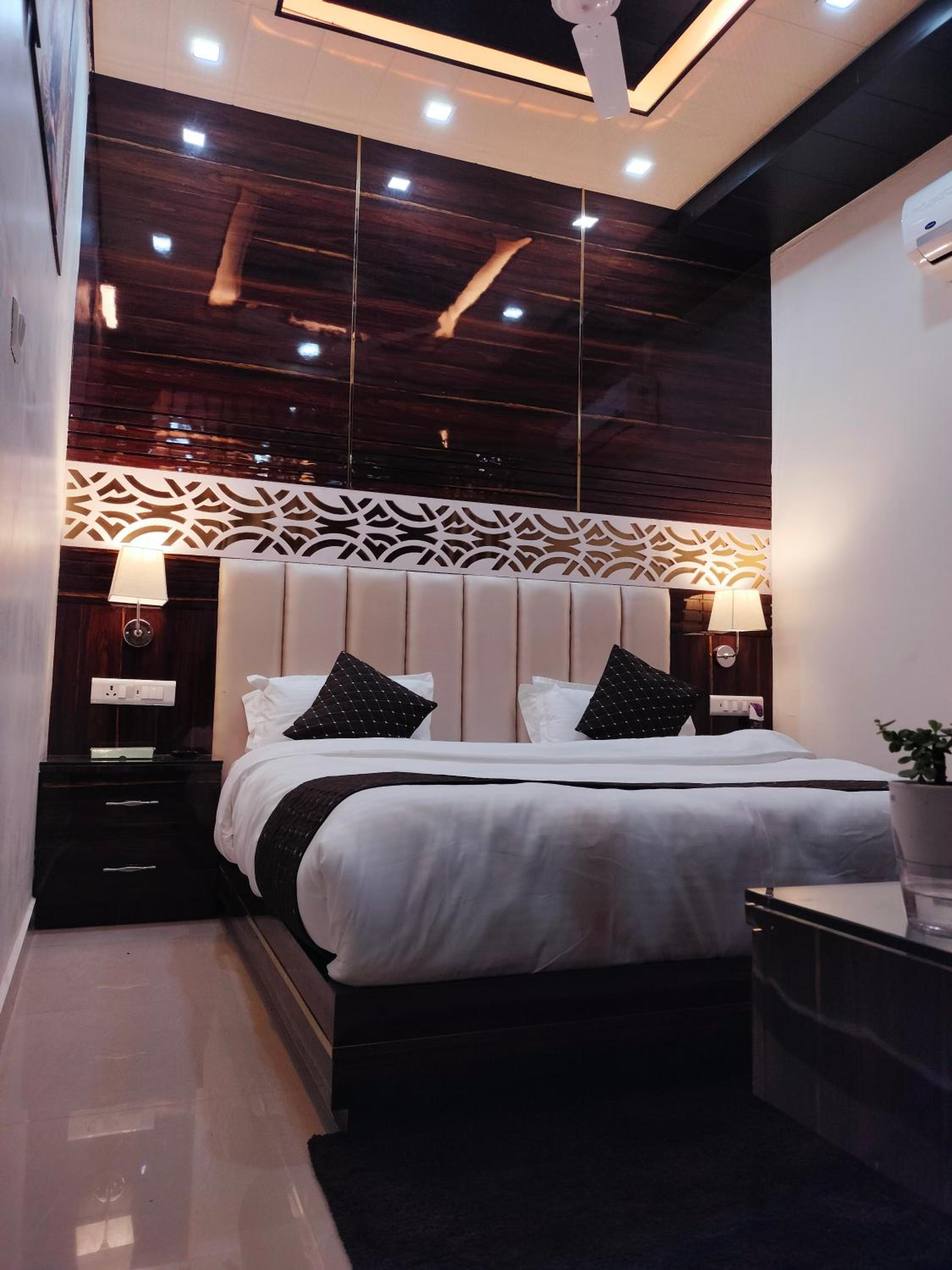 Executive Suite - Photo 16