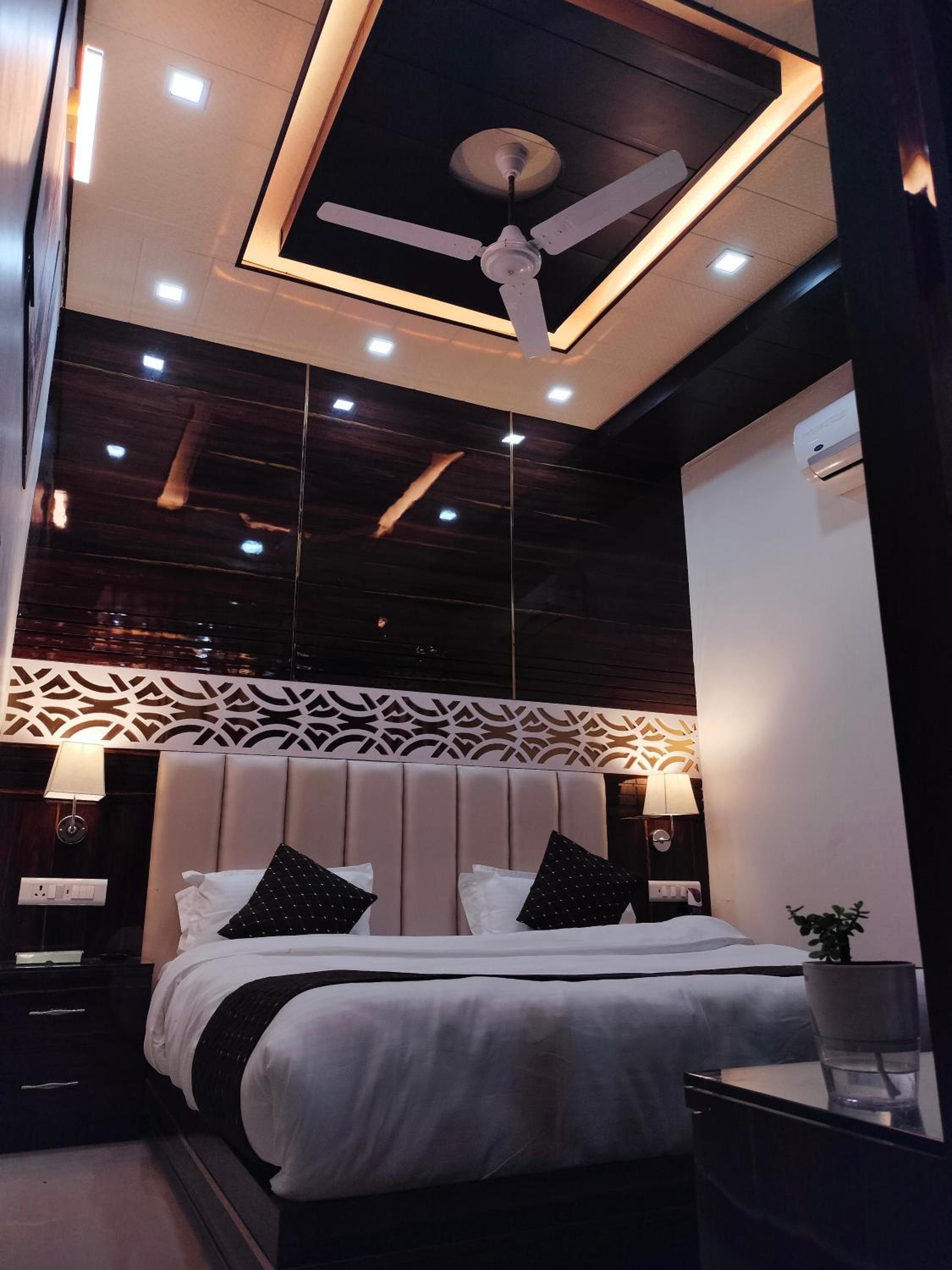 Executive Suite - Photo 15