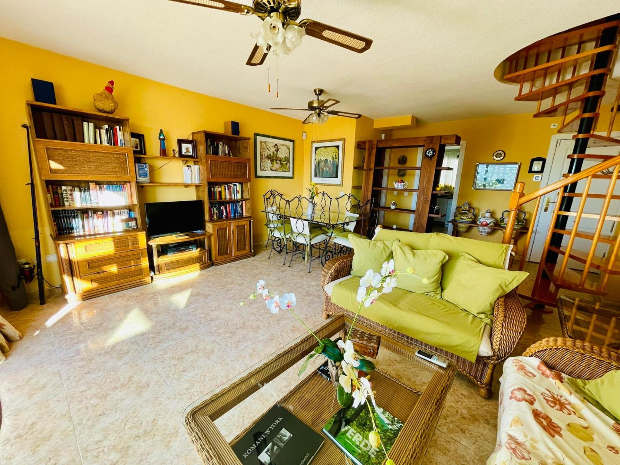 Apartamento de tres habitaciones con vista a la marina