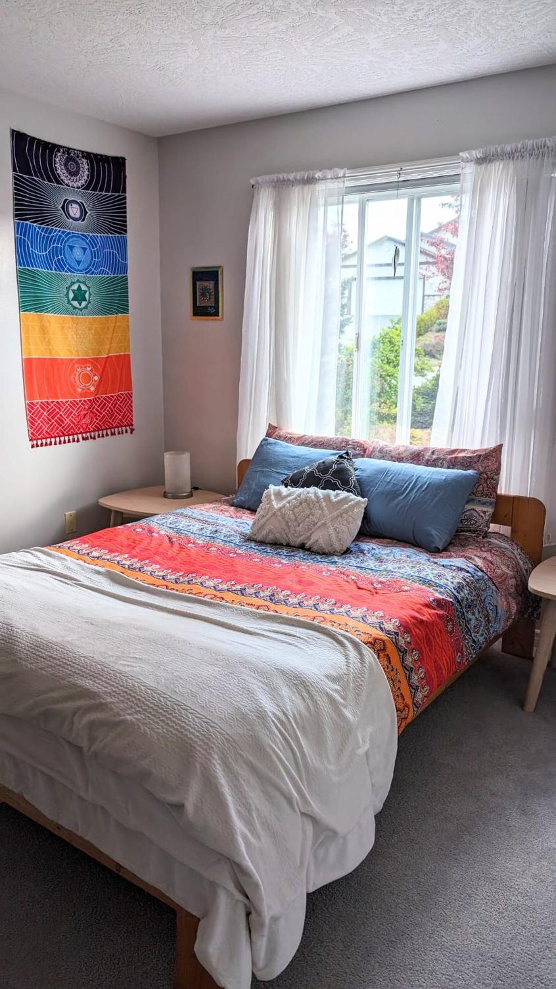 Queen Room With Shared Bathroom photo 1