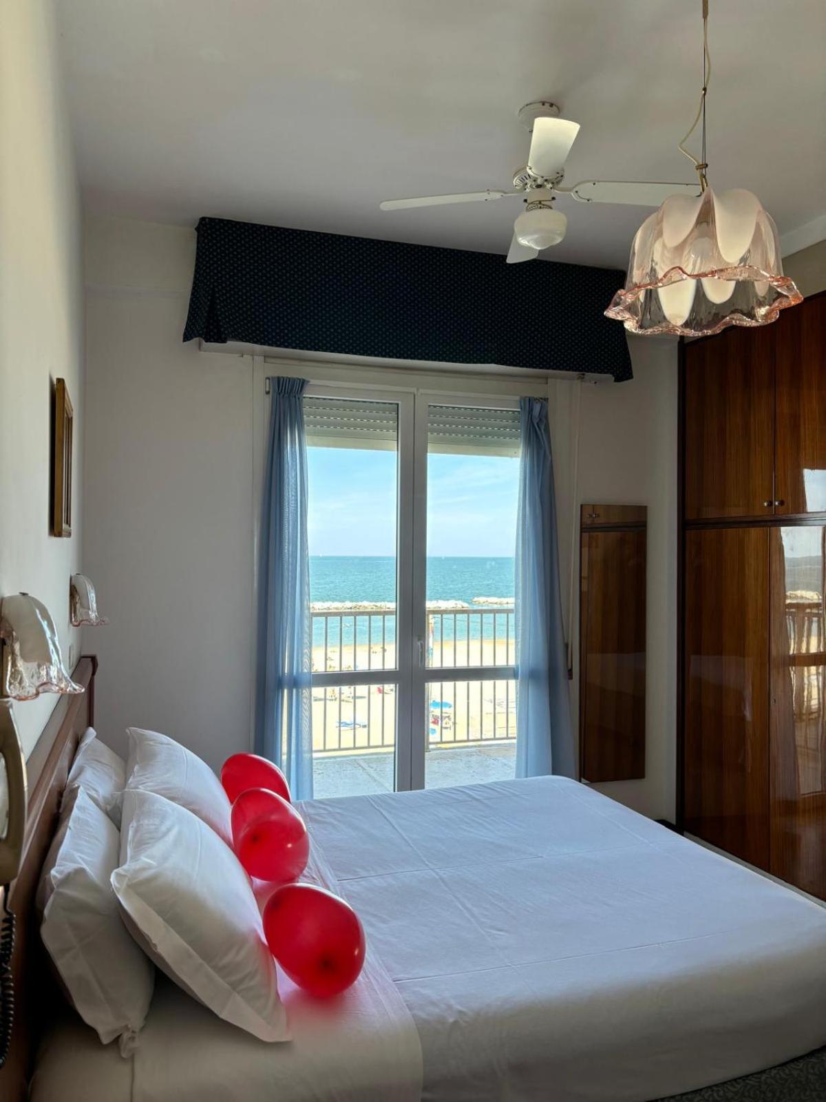 Deluxe Triple Room with Sea View photo 2