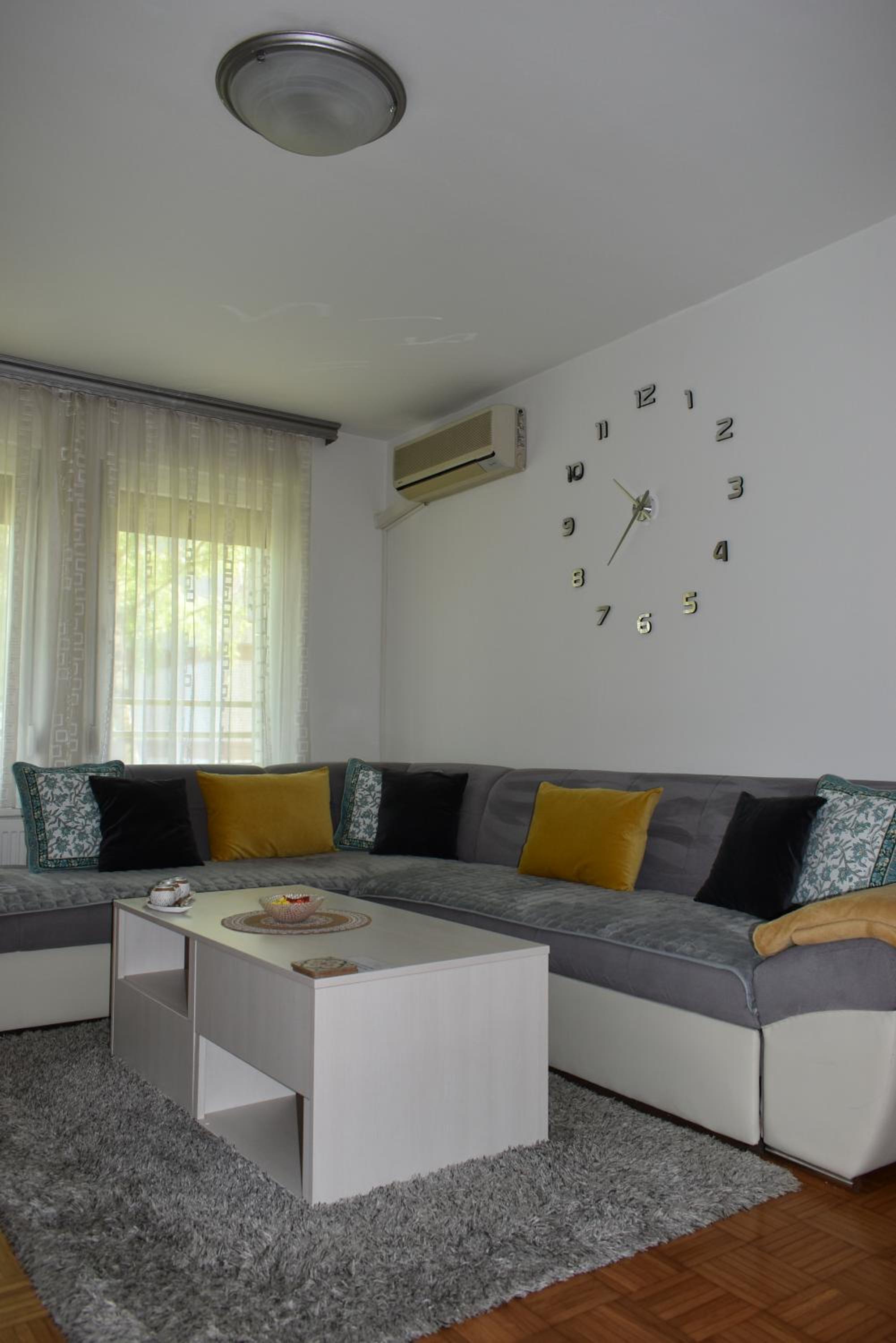 One-Bedroom Apartment photo 1