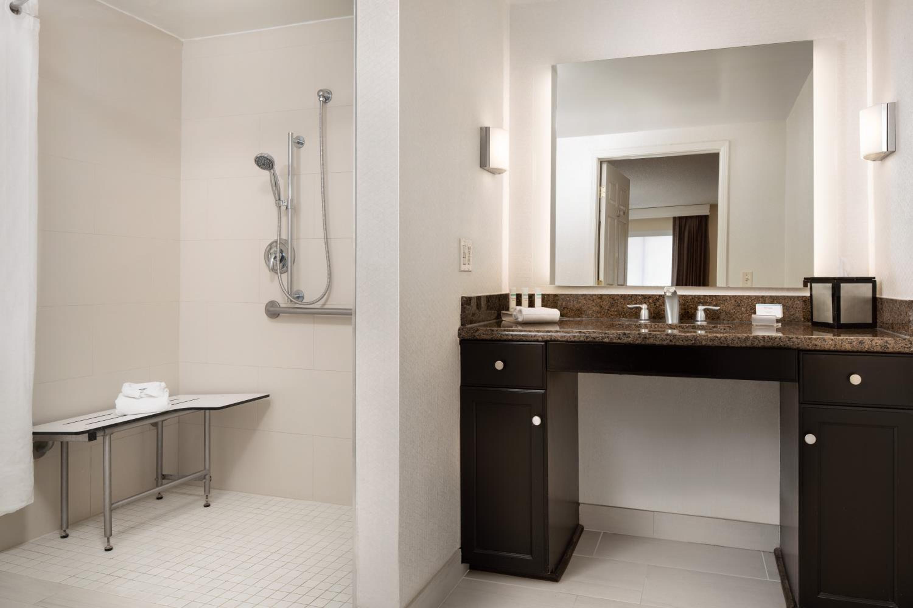Queen Suite with Two Queen Beds - Mobility Access/Non-Smoking - Photo 2