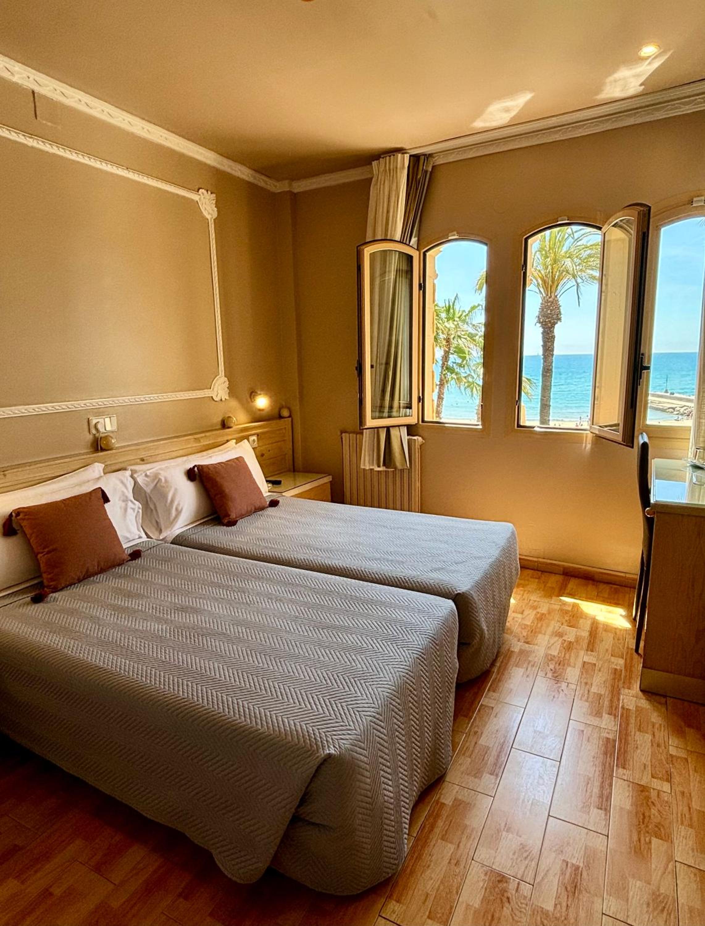 Double or Twin Room with Sea View - Photo 2