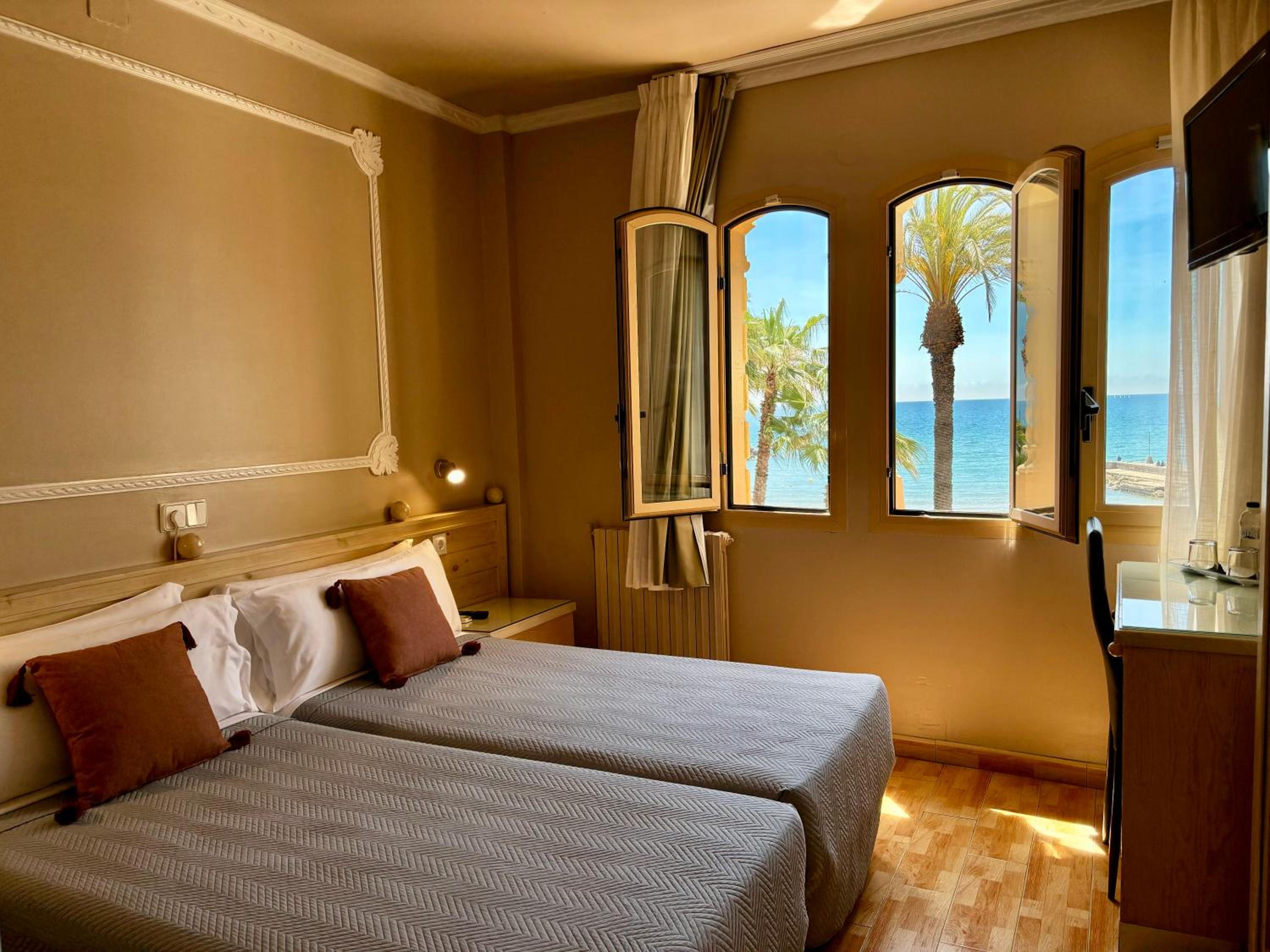 Double or Twin Room with Sea View - Photo 1
