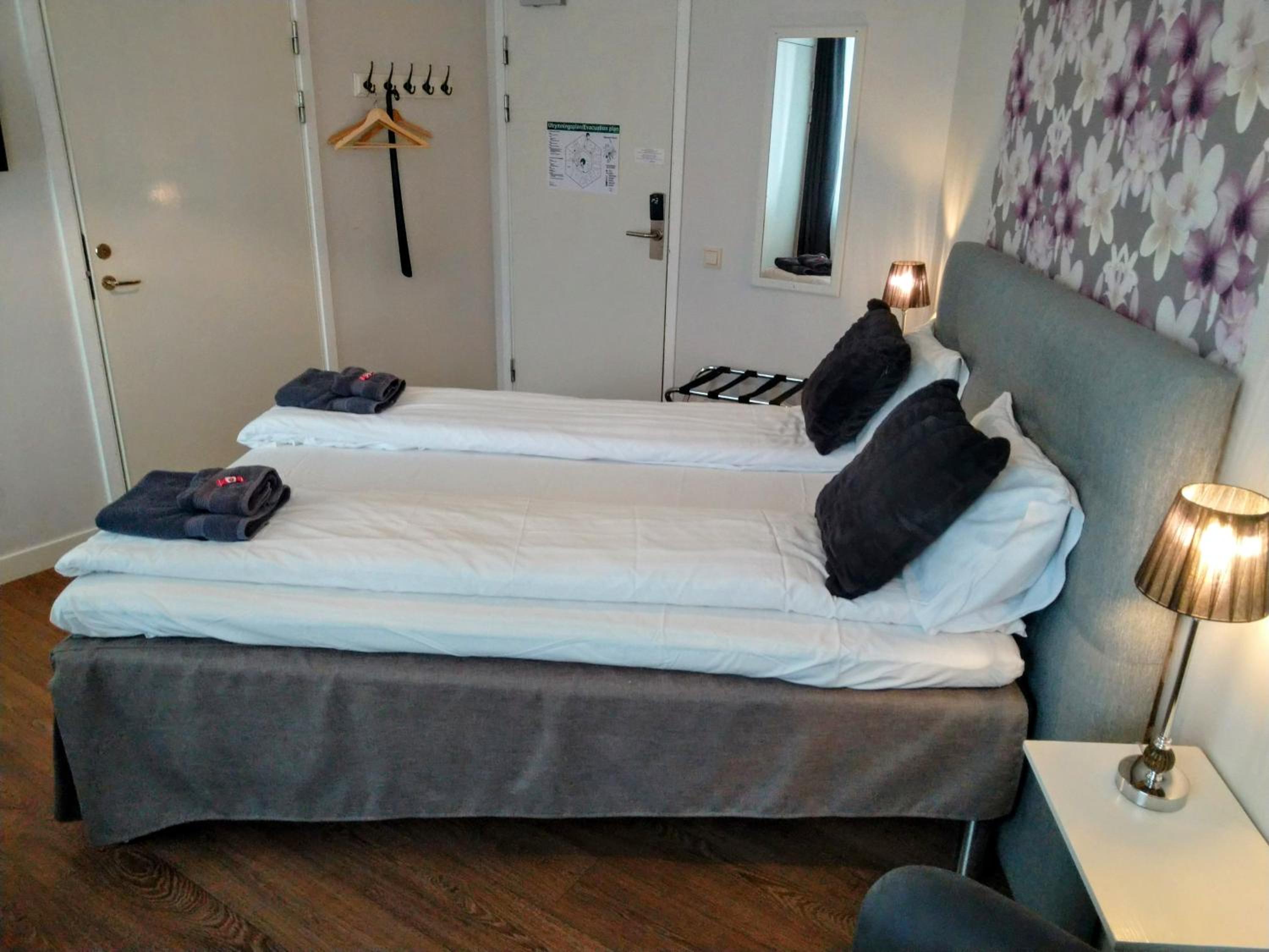 Double Room with Private Bathroom - Photo 9
