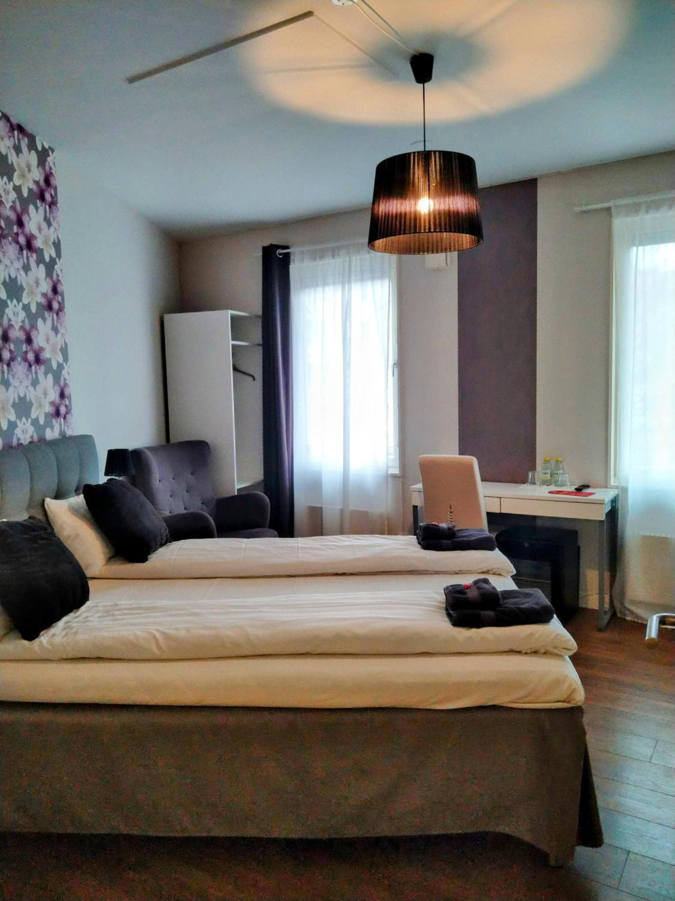 Double Room with Private Bathroom - Photo 10