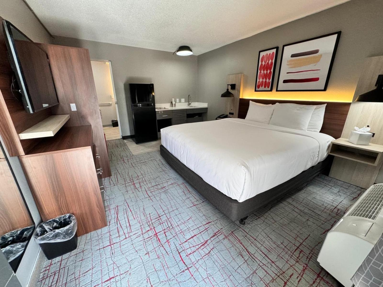 Standard King Room - Mobility Accessible - Photo 2