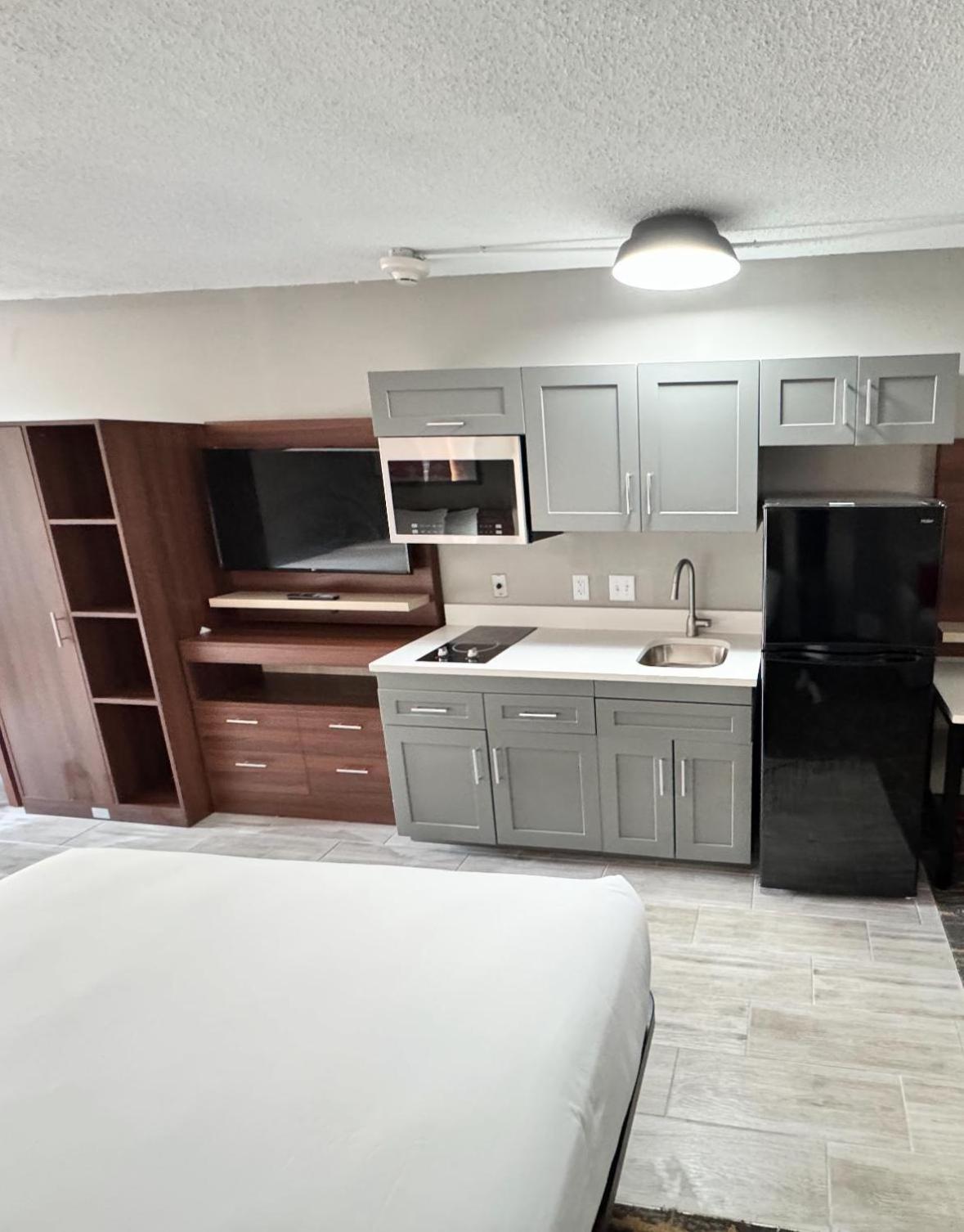 Standard Queen Room with Two Queen Beds - Photo 2