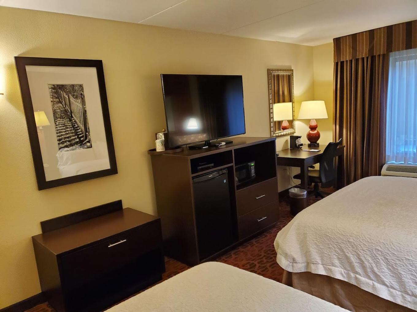 Queen Room with Microwave and Refrigerator - Non-Smoking - Photo 2