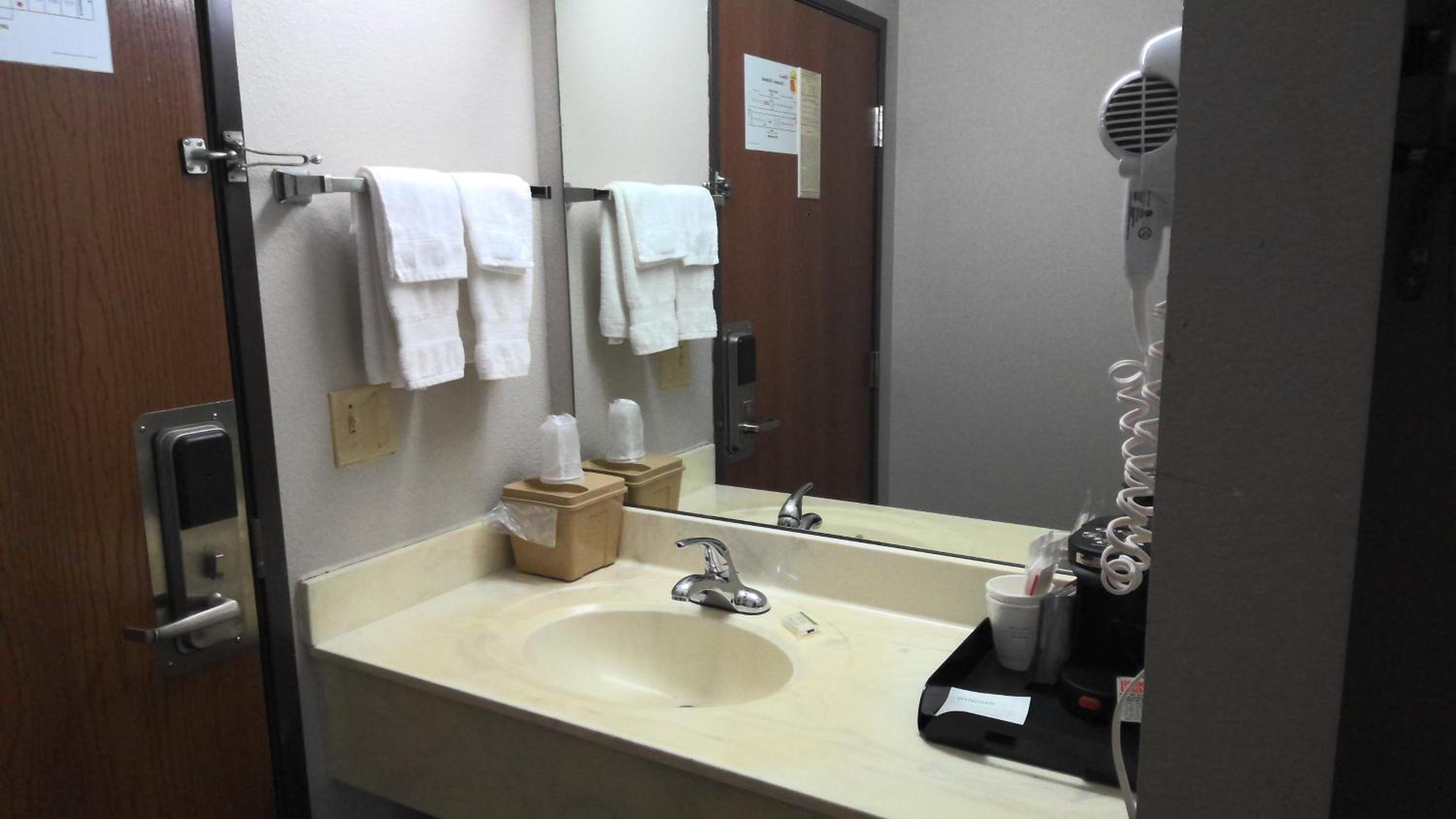 King Room - Non-Smoking - Photo 2