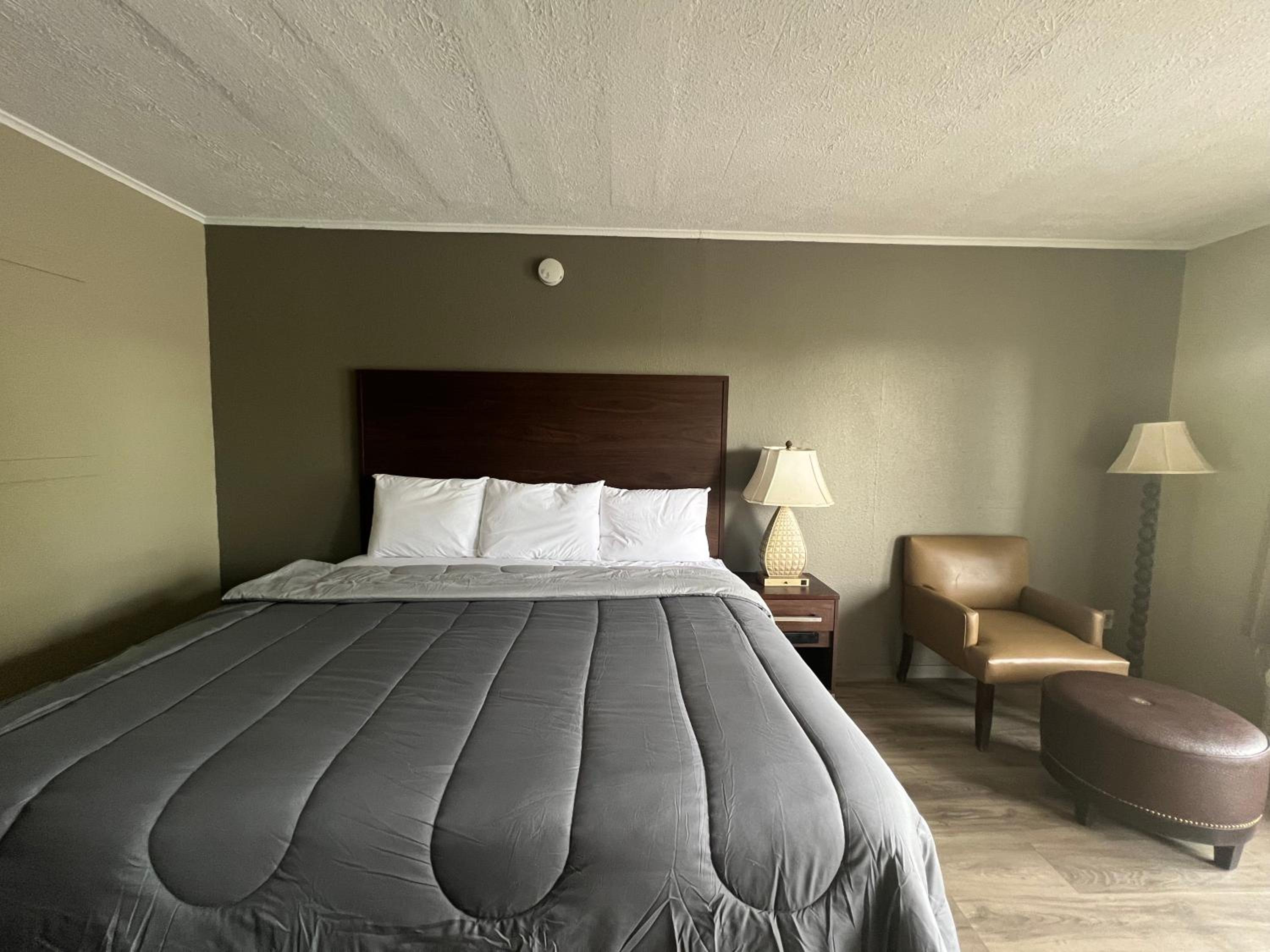 King Room - Non-Smoking photo 2