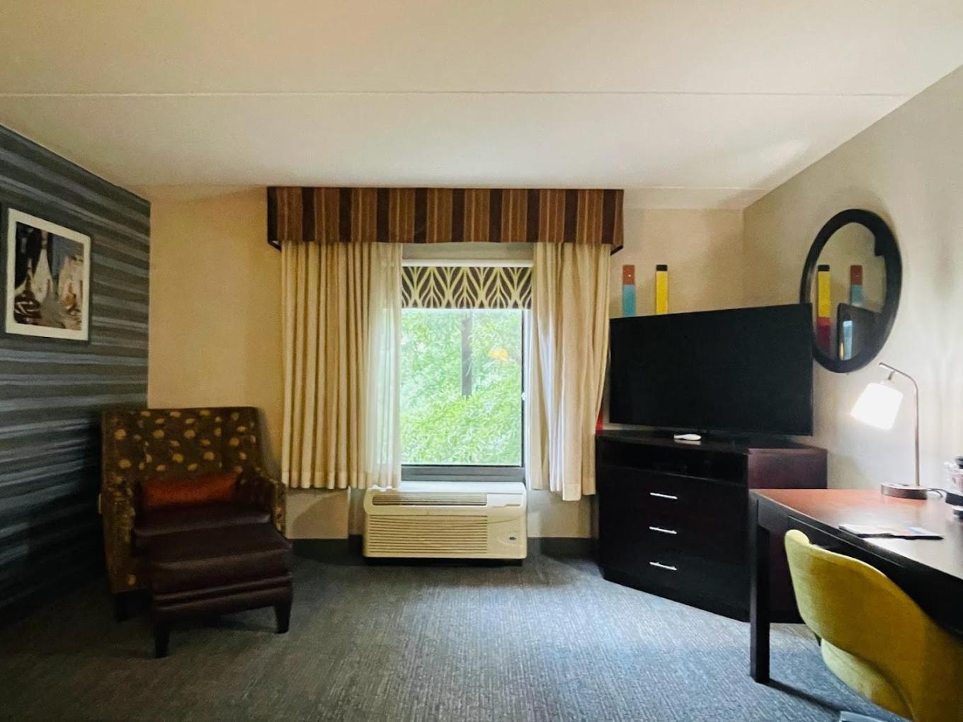 King Room with Microwave and Refrigerator - Non-Smoking - Photo 6