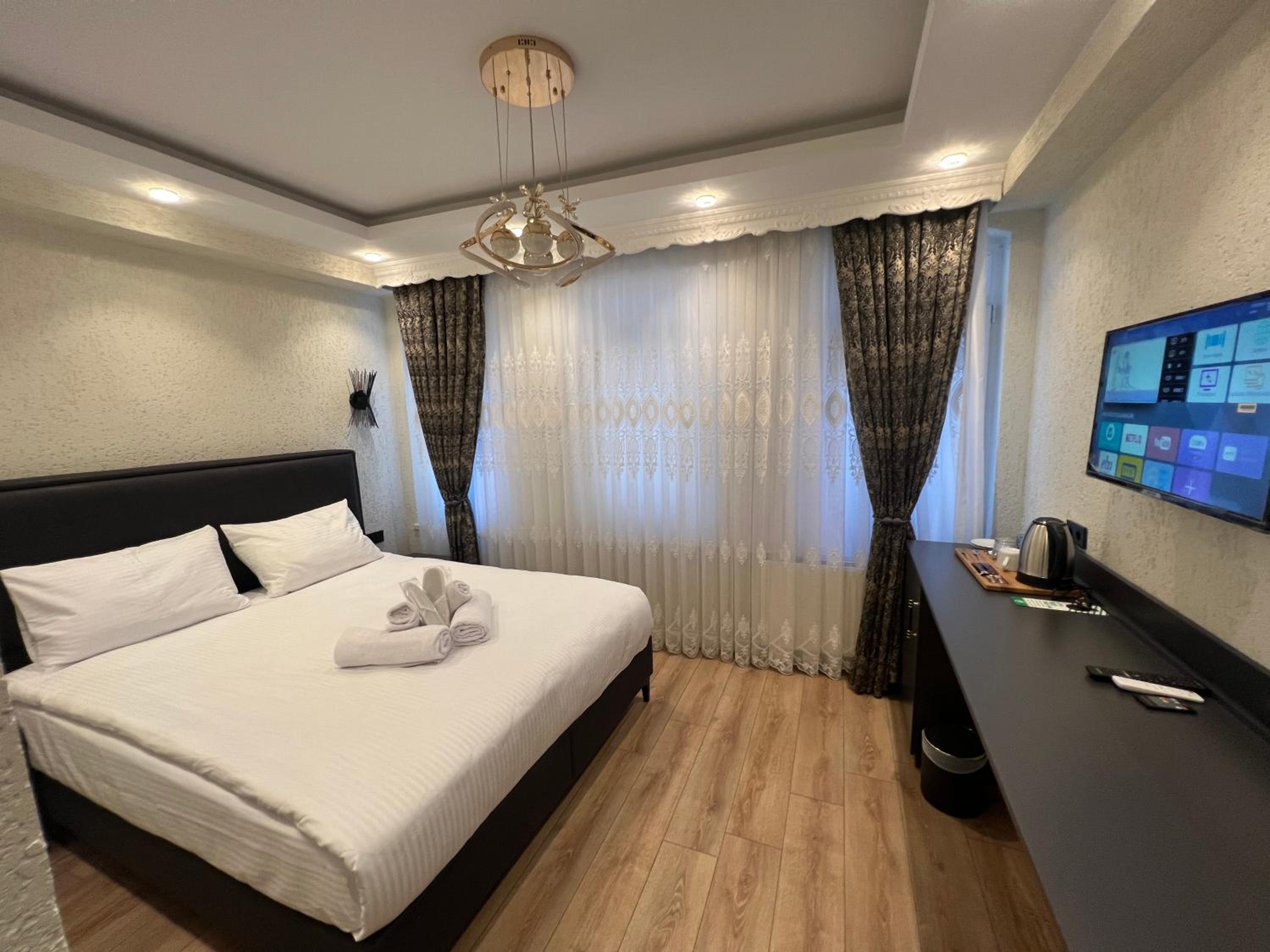 Deluxe Double Room with Balcony photo 2