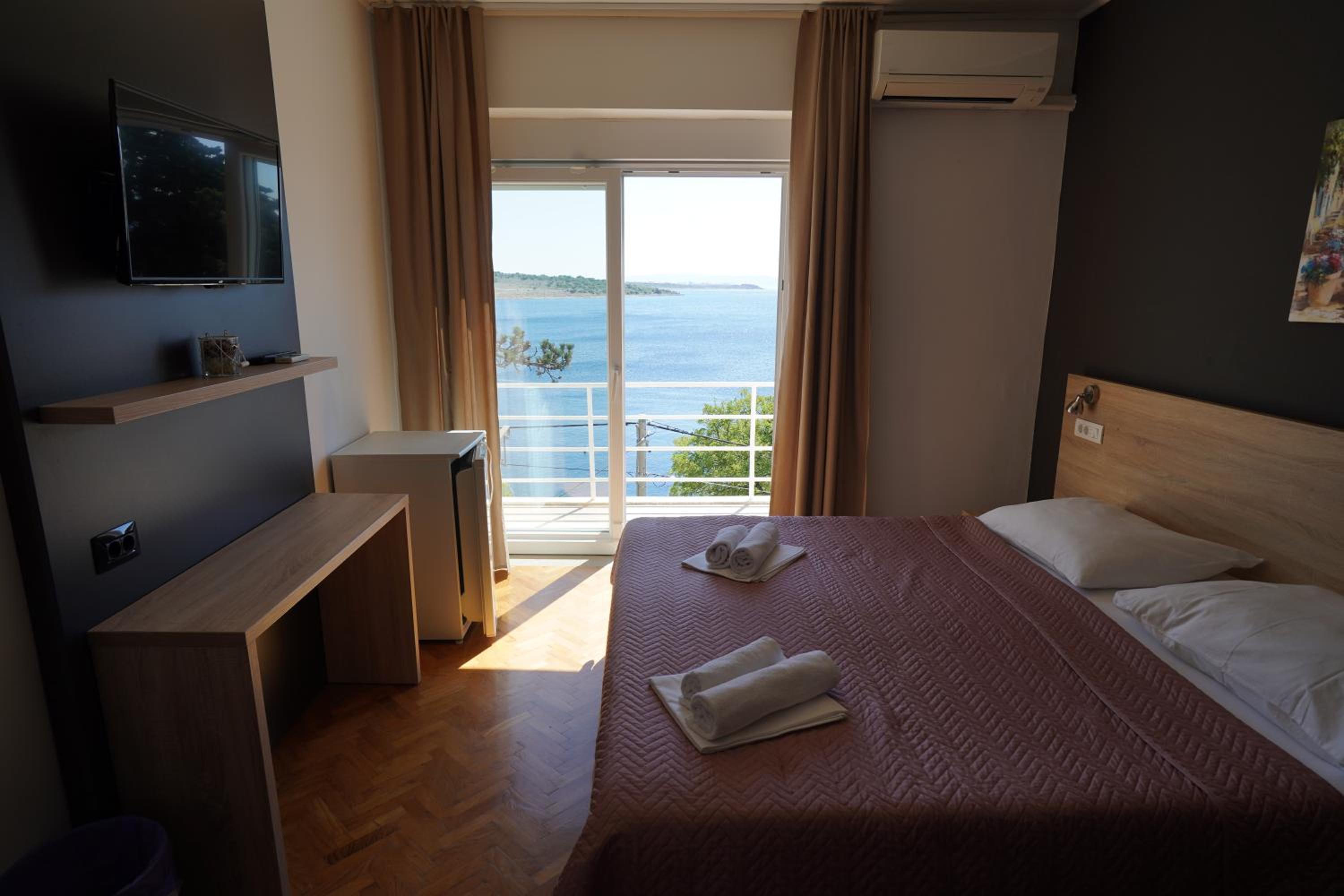 Superior Double Room with Balcony and Sea View photo 2