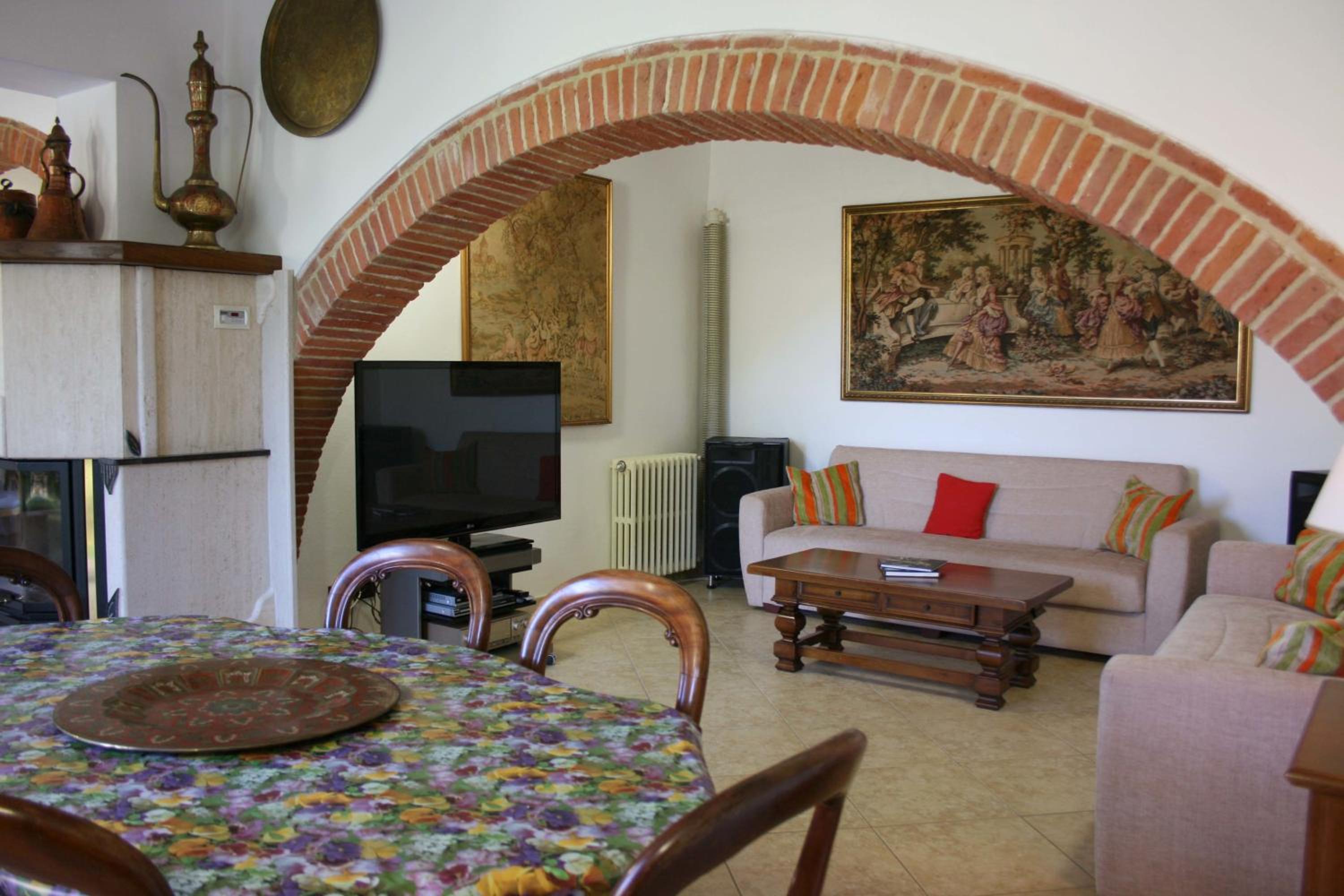 Five-Bedroom Villa - Split Level  photo 1