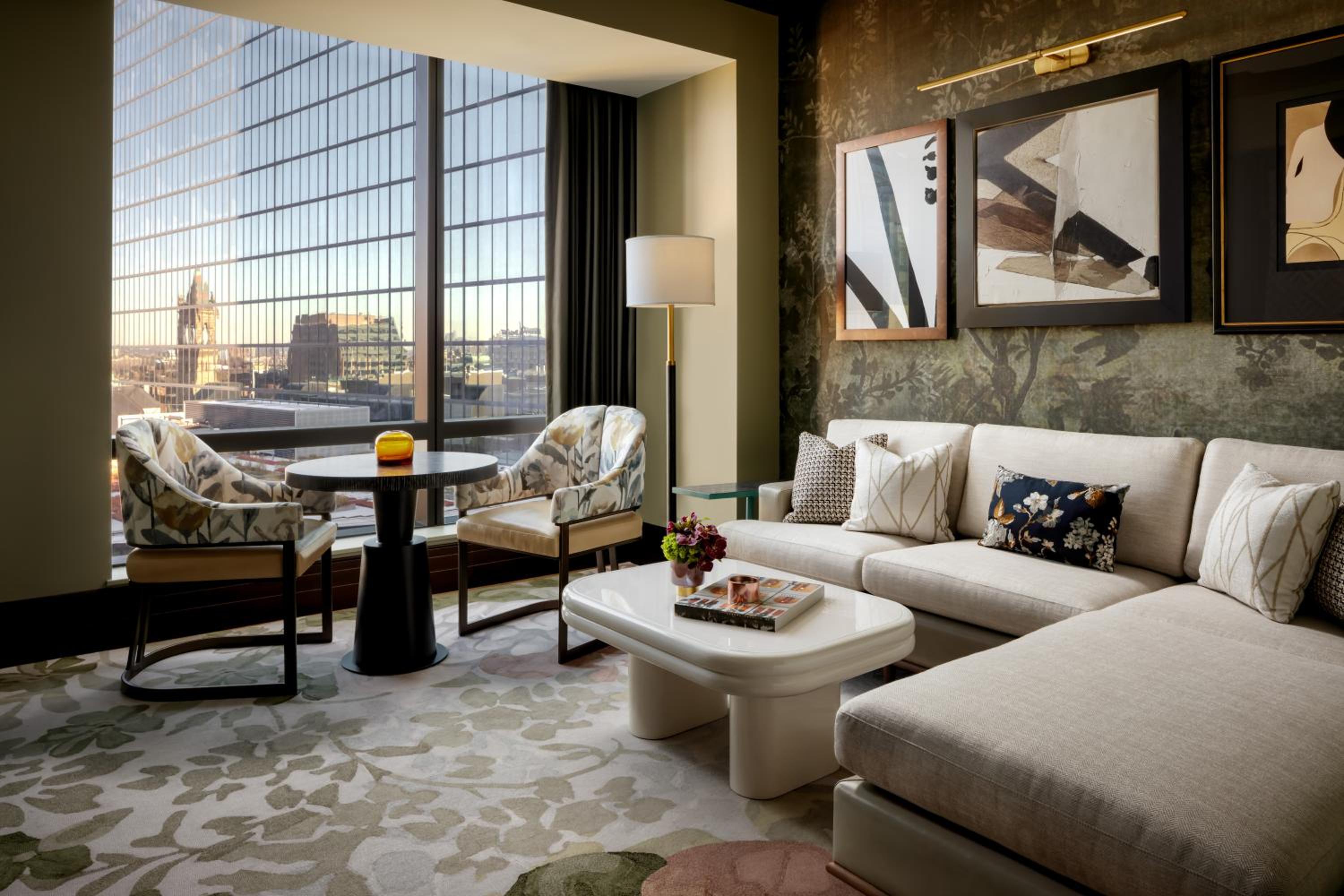 Emerald One Bedroom King Suite with Butler Service and Wet Bar thumbnail 6